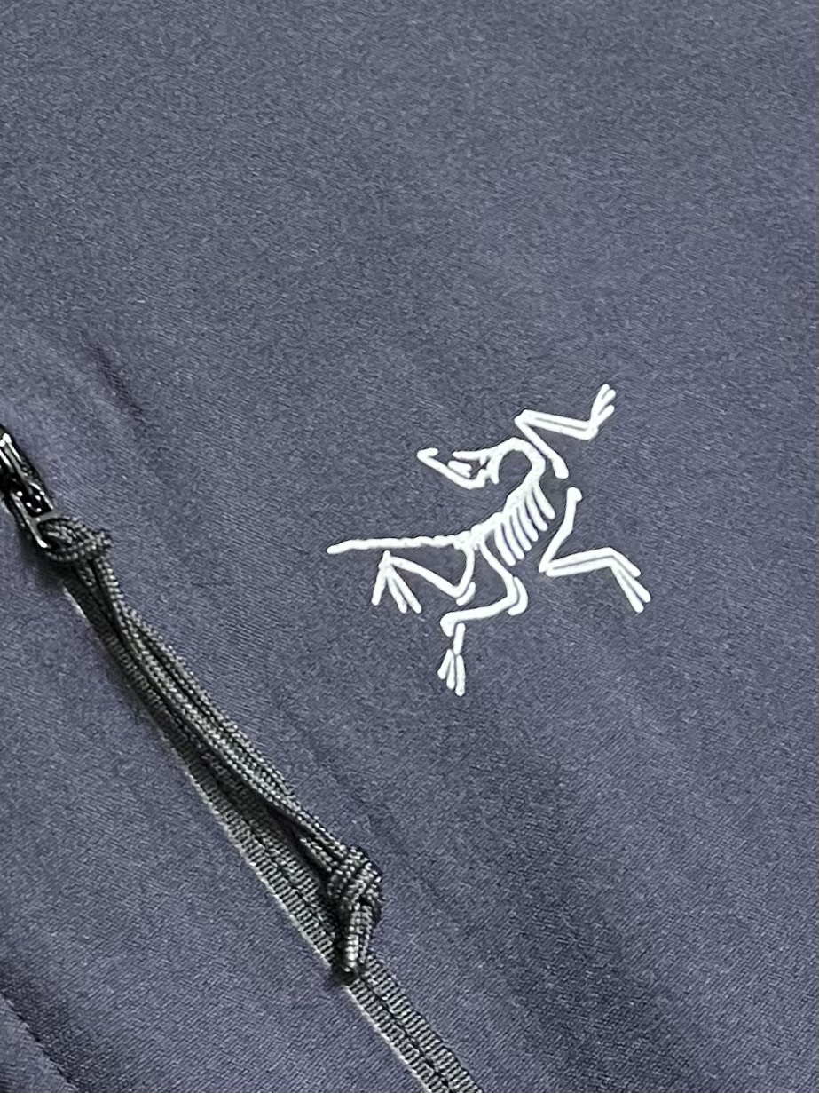 arcteryx 始祖鸟拉链抓绒外套，以其柔软、保暖和舒适著称。它采用优质的面料，内部有绒毛质地，能够有