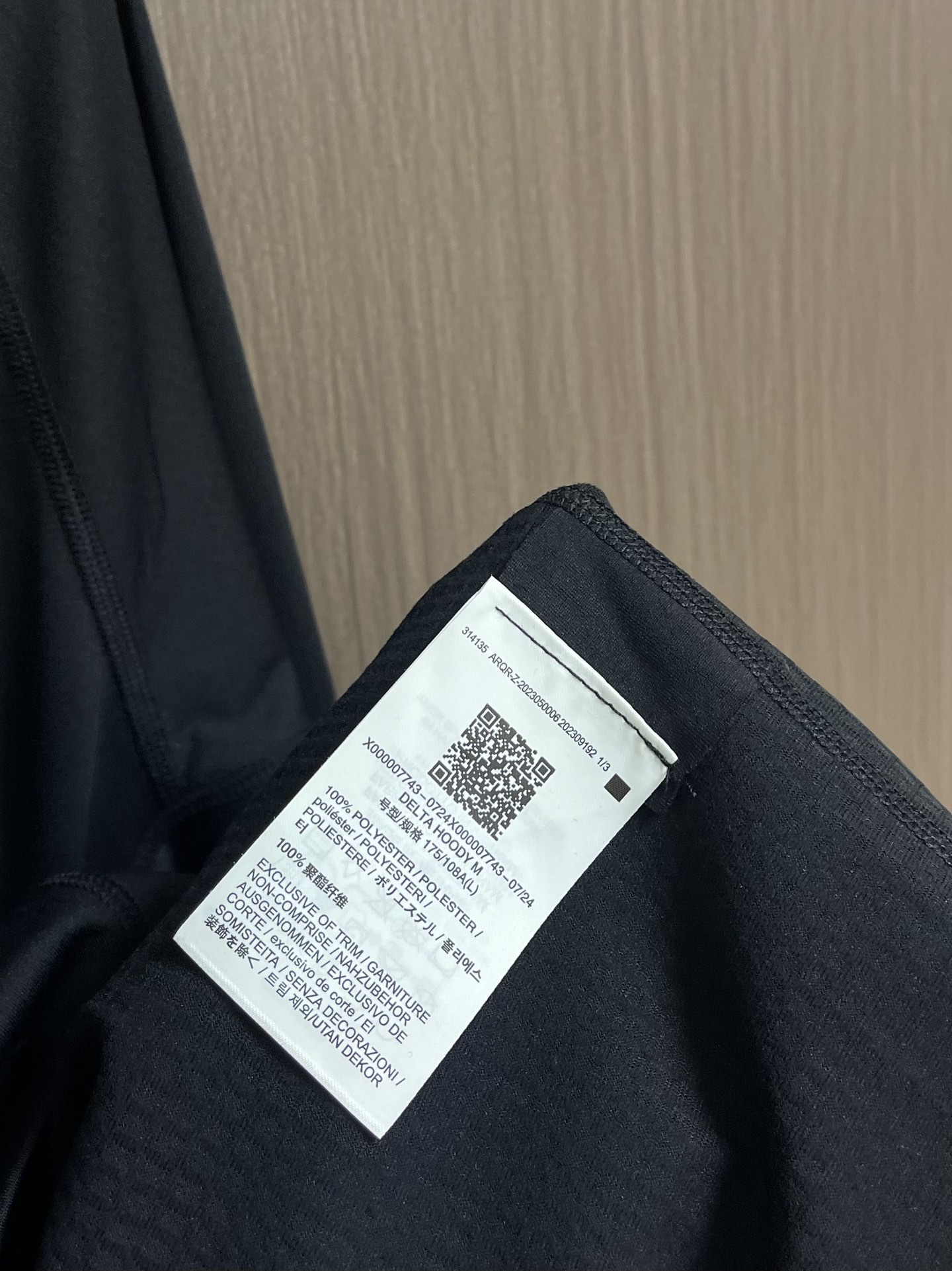 arcteryx 始祖鸟拉链抓绒外套，以其柔软、保暖和舒适著称。它采用优质的面料，内部有绒毛质地，能够有