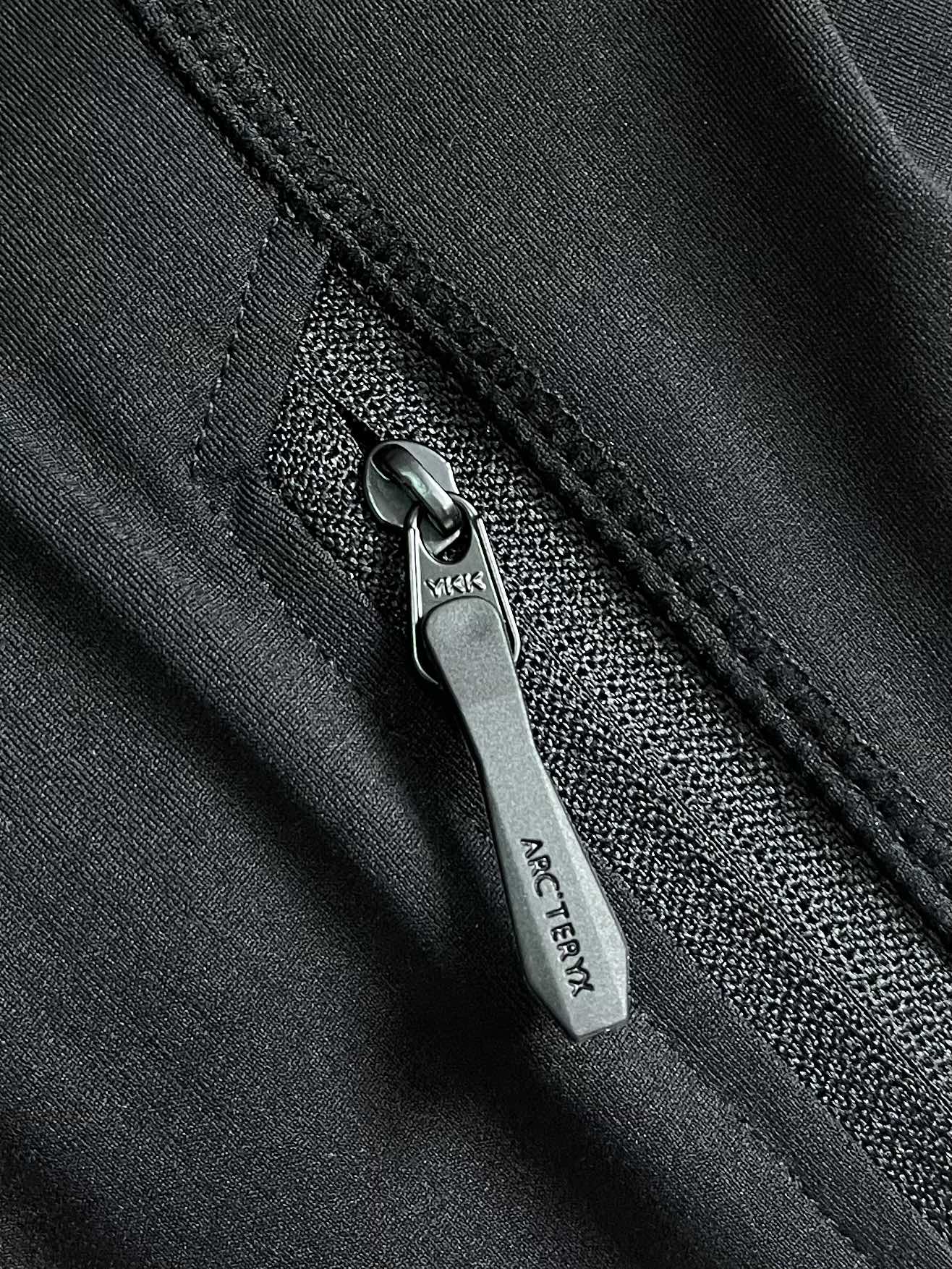 arcteryx 始祖鸟拉链抓绒外套，以其柔软、保暖和舒适著称。它采用优质的面料，内部有绒毛质地，能够有