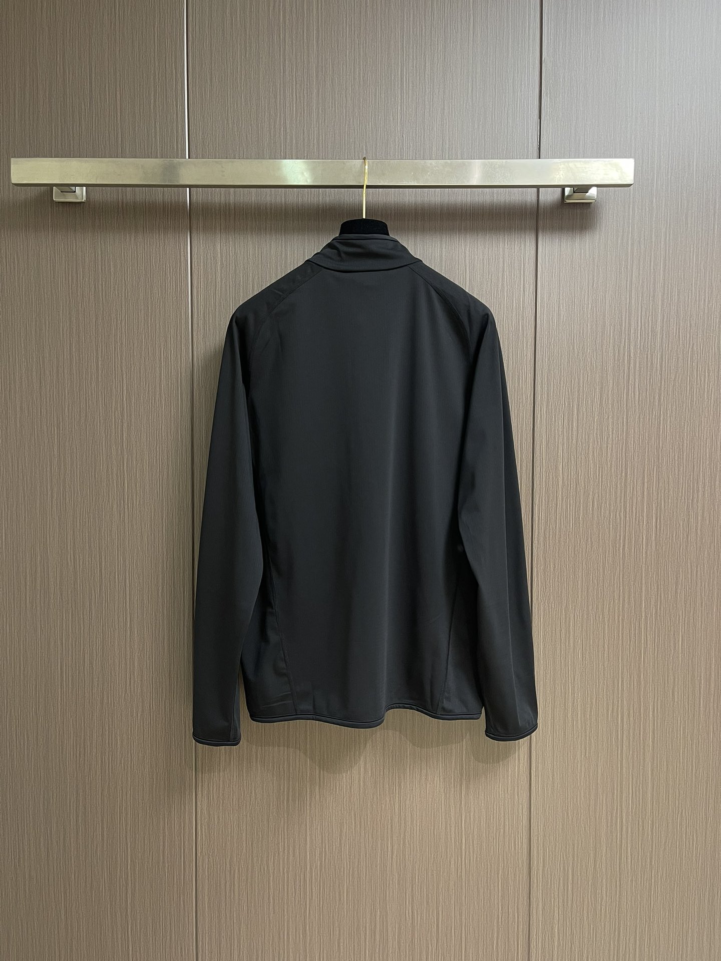 arcteryx 始祖鸟拉链抓绒外套，以其柔软、保暖和舒适著称。它采用优质的面料，内部有绒毛质地，能够有
