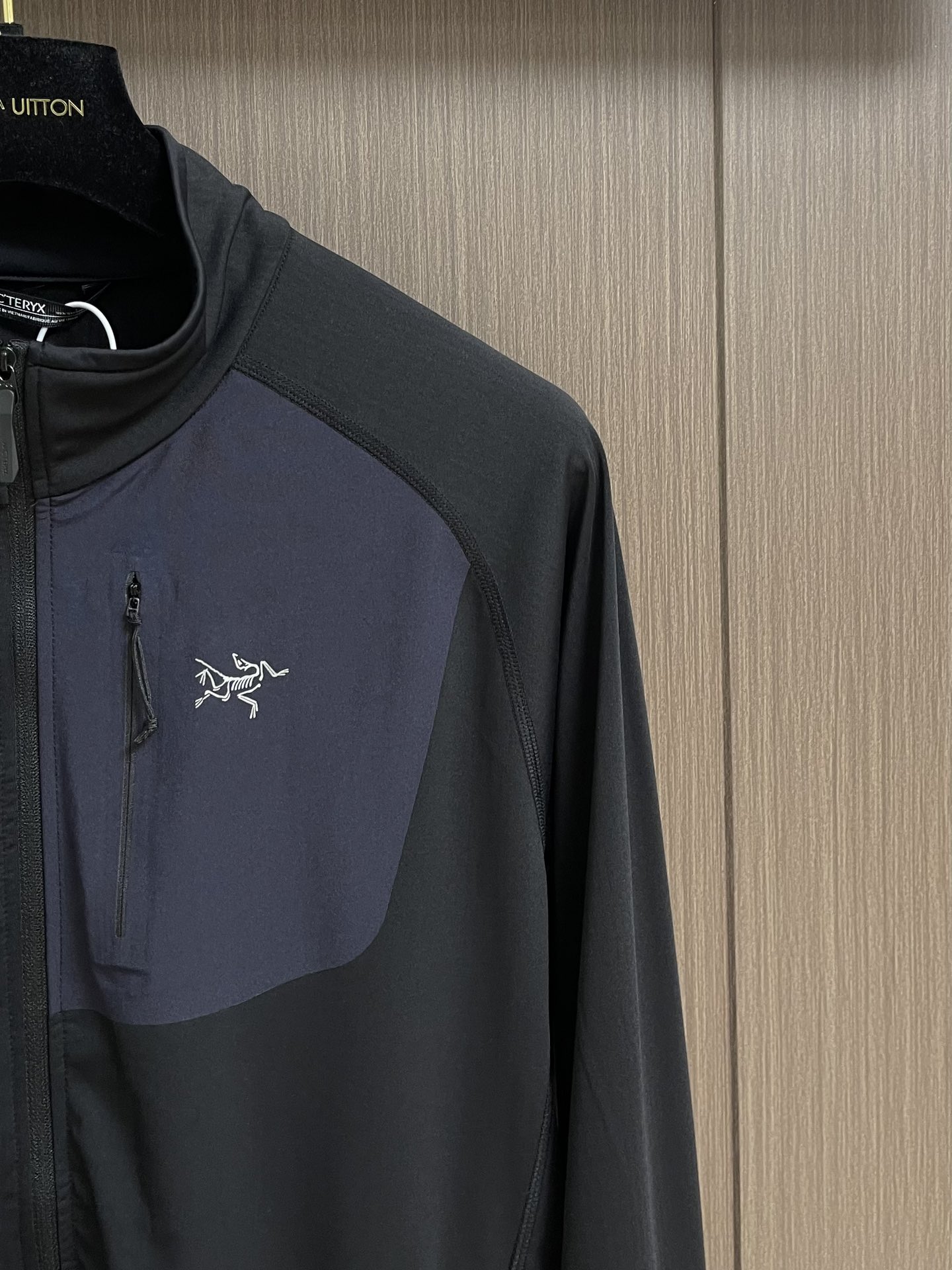 arcteryx 始祖鸟拉链抓绒外套，以其柔软、保暖和舒适著称。它采用优质的面料，内部有绒毛质地，能够有