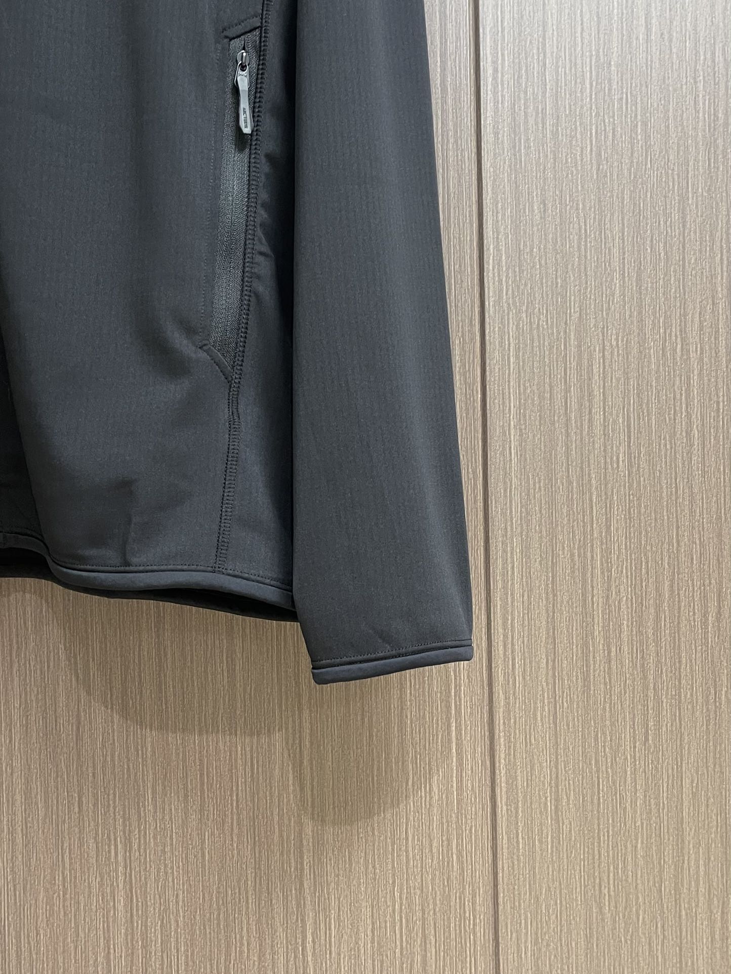 arcteryx 始祖鸟拉链抓绒外套，以其柔软、保暖和舒适著称。它采用优质的面料，内部有绒毛质地，能够有
