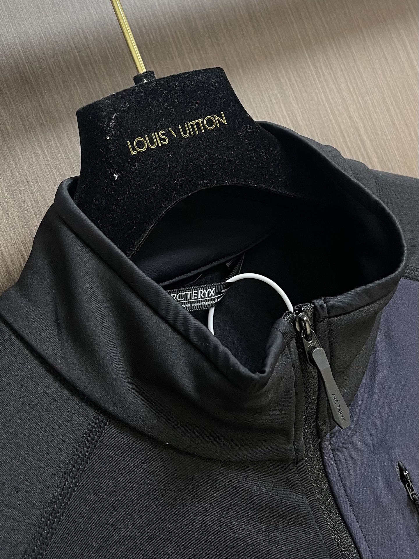 arcteryx 始祖鸟拉链抓绒外套，以其柔软、保暖和舒适著称。它采用优质的面料，内部有绒毛质地，能够有