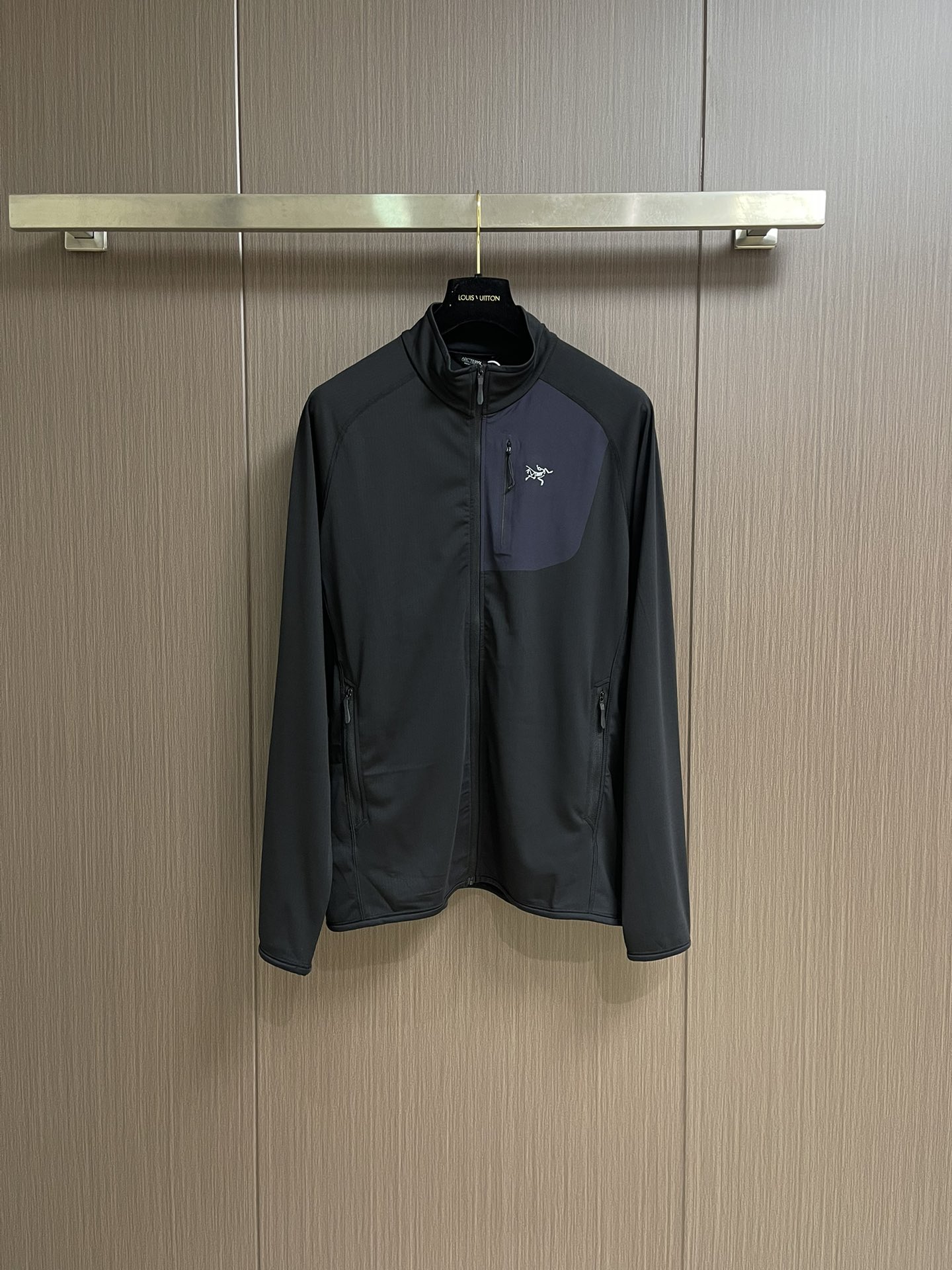 arcteryx 始祖鸟拉链抓绒外套，以其柔软、保暖和舒适著称。它采用优质的面料，内部有绒毛质地，能够有