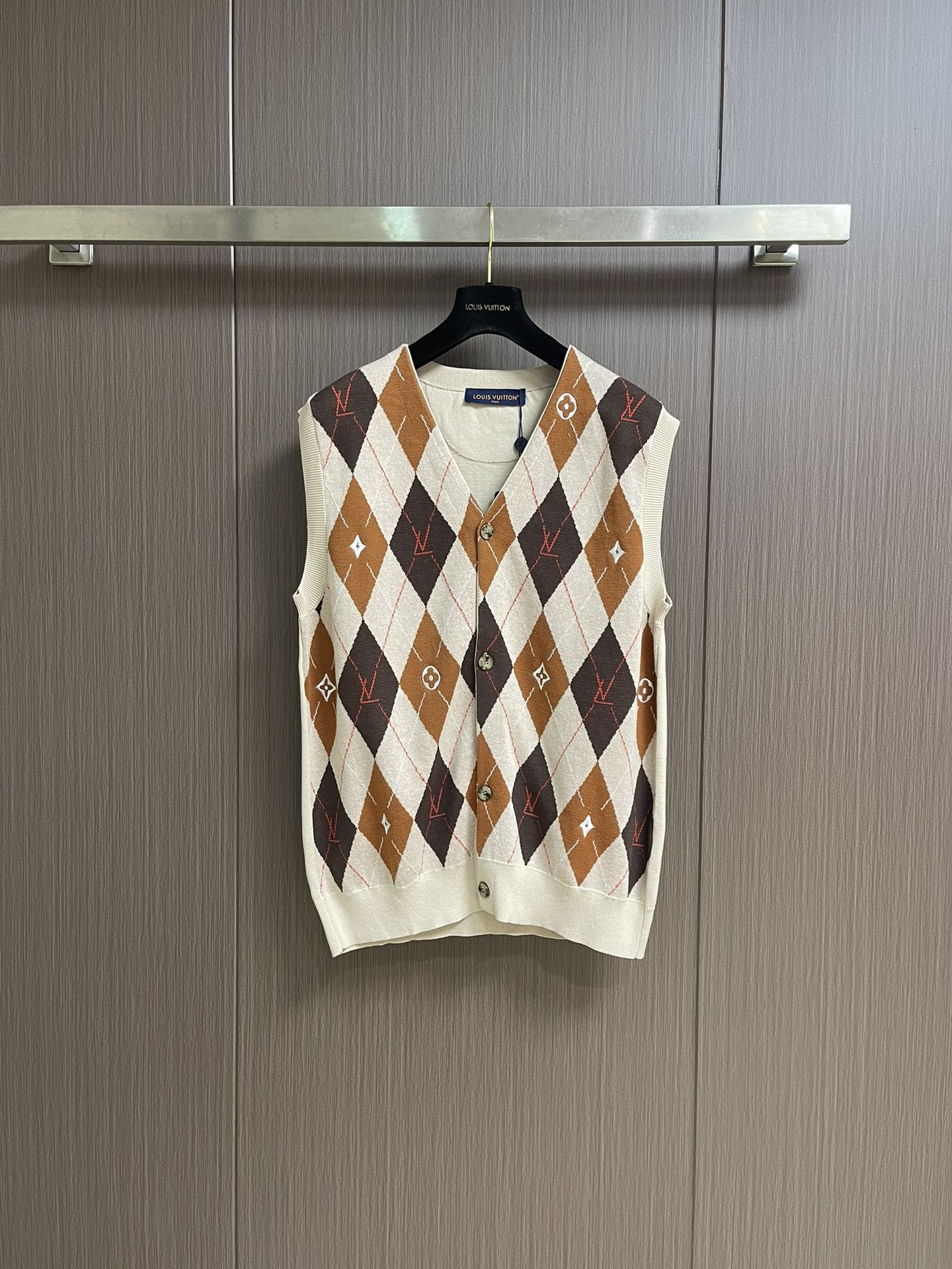 NO:540743,The new sleeveless cardigan vest of the LV 2025SS early autumn is made of rich diamond-shaped brown tones, decorated with exquisite jacquard + embroidered letter patterns from the 2025 autumn and winter collaboration series. It is inspired by the urban style of the early 21st century, integrating a series of brand iconic elements into a rich textured knitted fabric. Handmade horn buckles make this item versatile and versatile. Size S-XL,,louis vuitton,alexander wang19860909LV 2025SS早秋新款无袖开衫背心,采用浓郁的菱形格棕色调,饰有 Pharrell 和Nigo 2025 秋冬合作系列中精致的提花＋刺绣字母图案.其灵感源自 21 世纪初的都市风格,将一系列品牌标志性元素融入质感丰富的针织面料中.手工牛角扣,让这款单品百搭多变.尺码S-XL,,louis vuitton,alexander wang,Men's clothing