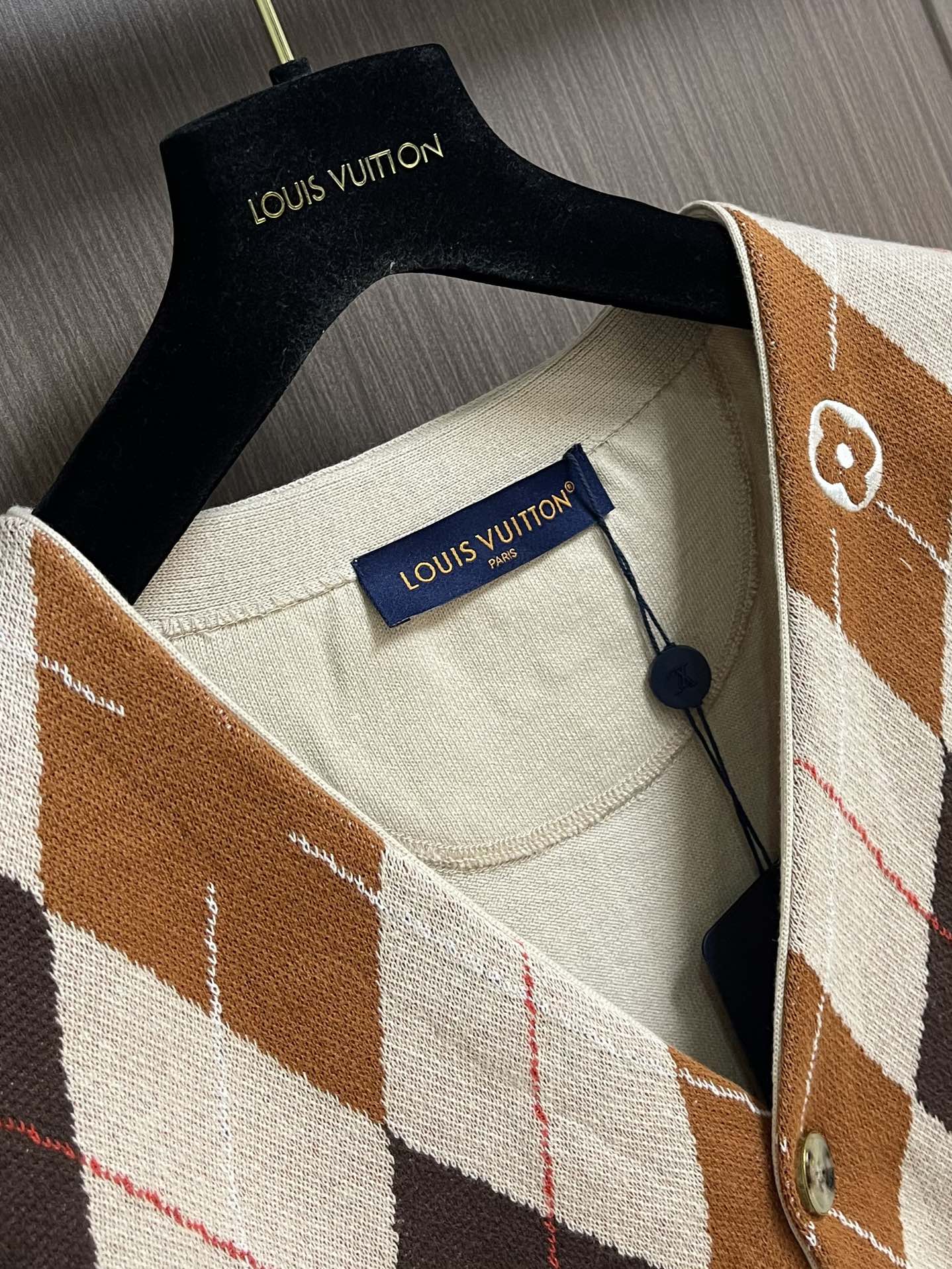 LV 2025SS早秋新款无袖开衫背心，采用浓郁的菱形格棕色调，饰有 Pharrell 和Nigo 20