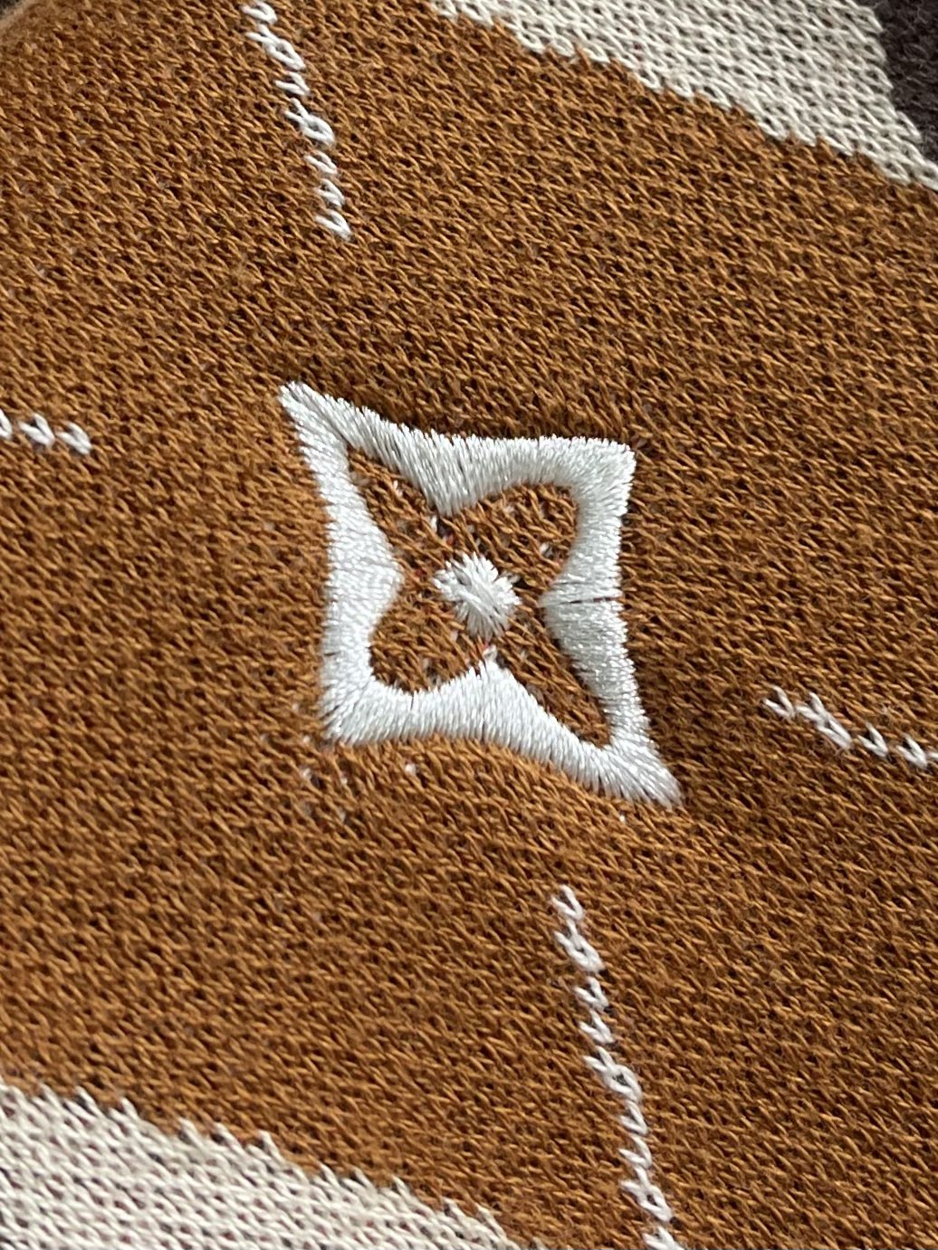 LV 2025SS早秋新款无袖开衫背心，采用浓郁的菱形格棕色调，饰有 Pharrell 和Nigo 20