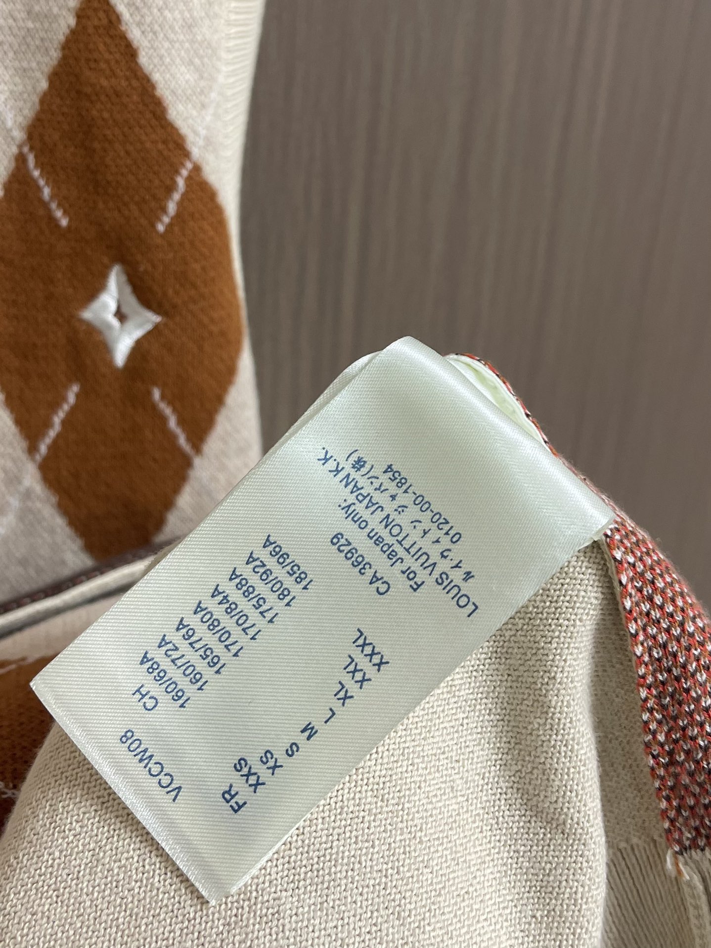 LV 2025SS早秋新款无袖开衫背心，采用浓郁的菱形格棕色调，饰有 Pharrell 和Nigo 20