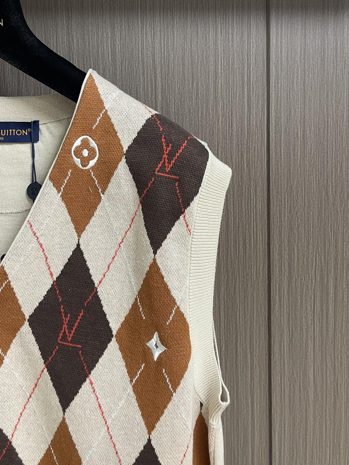 LV 2025SS早秋新款无袖开衫背心，采用浓郁的菱形格棕色调，饰有 Pharrell 和Nigo 20