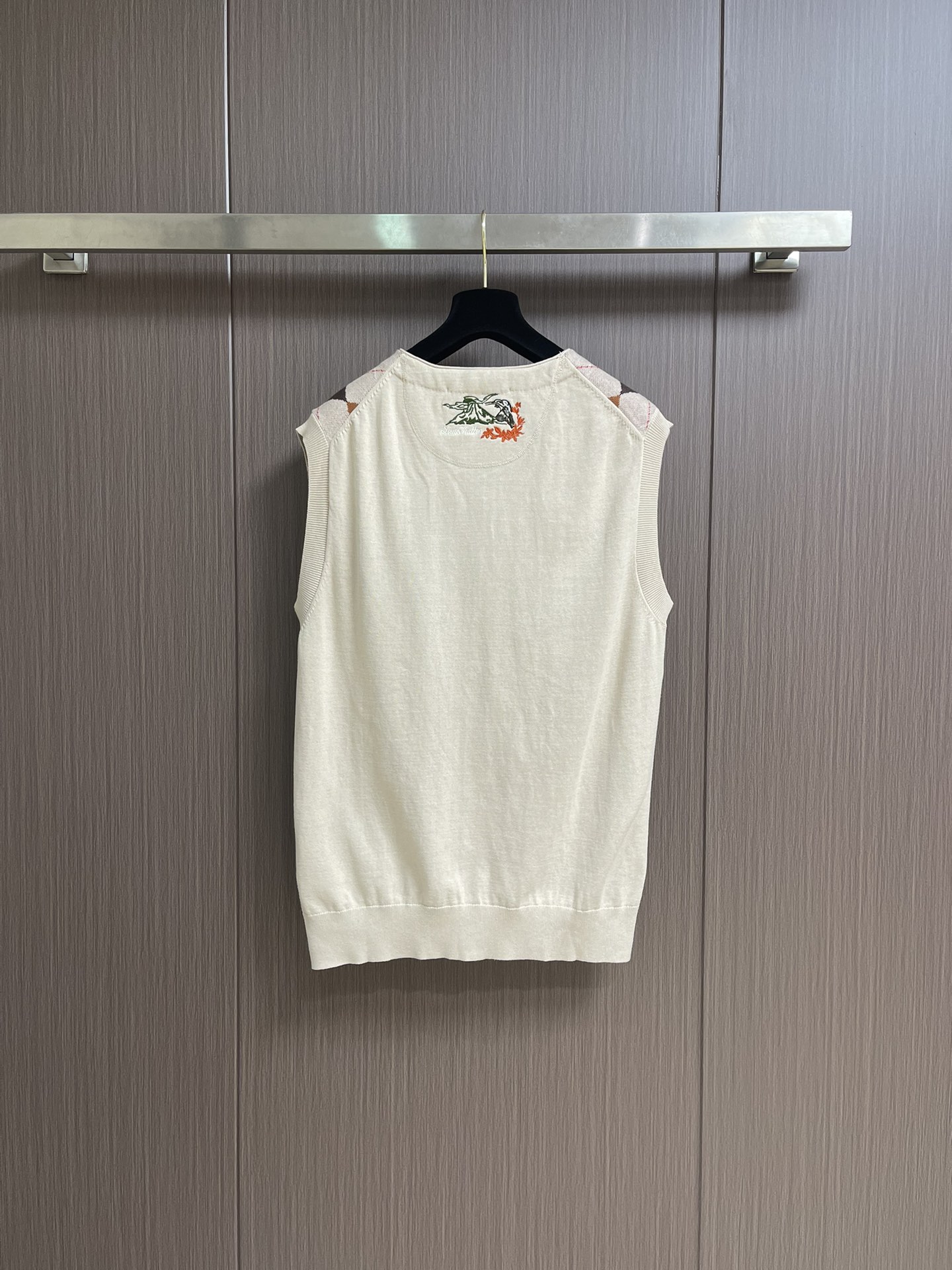 LV 2025SS早秋新款无袖开衫背心，采用浓郁的菱形格棕色调，饰有 Pharrell 和Nigo 20