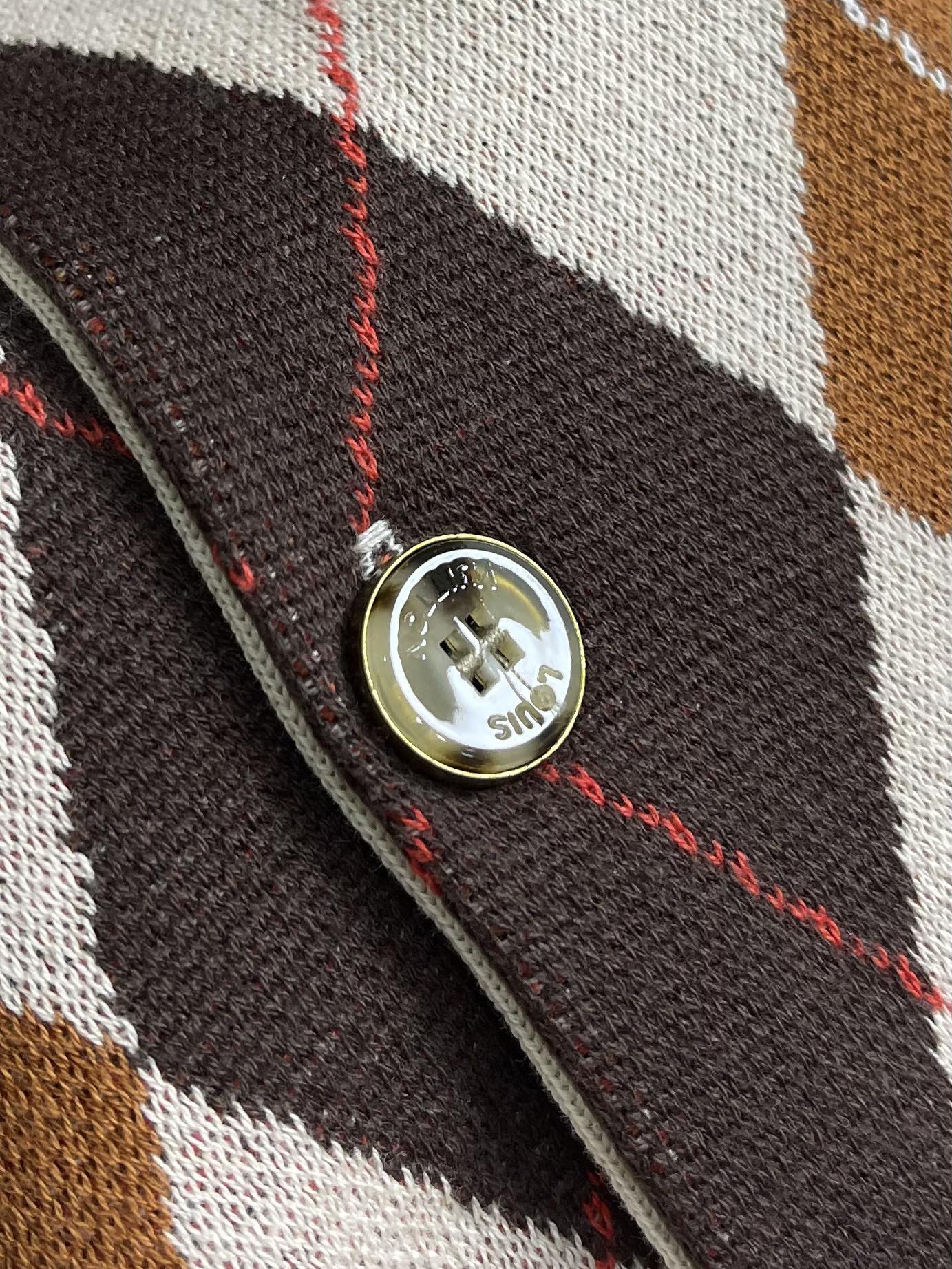 LV 2025SS早秋新款无袖开衫背心，采用浓郁的菱形格棕色调，饰有 Pharrell 和Nigo 20