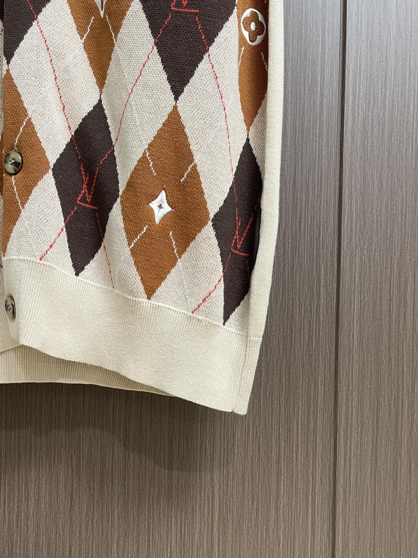 LV 2025SS早秋新款无袖开衫背心，采用浓郁的菱形格棕色调，饰有 Pharrell 和Nigo 20