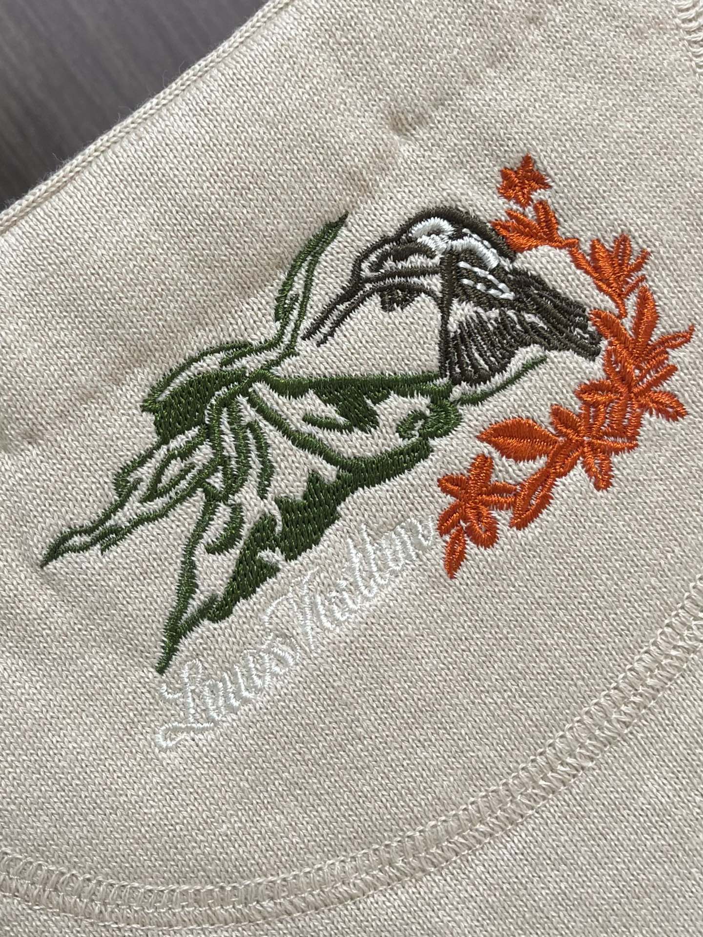 LV 2025SS早秋新款无袖开衫背心，采用浓郁的菱形格棕色调，饰有 Pharrell 和Nigo 20