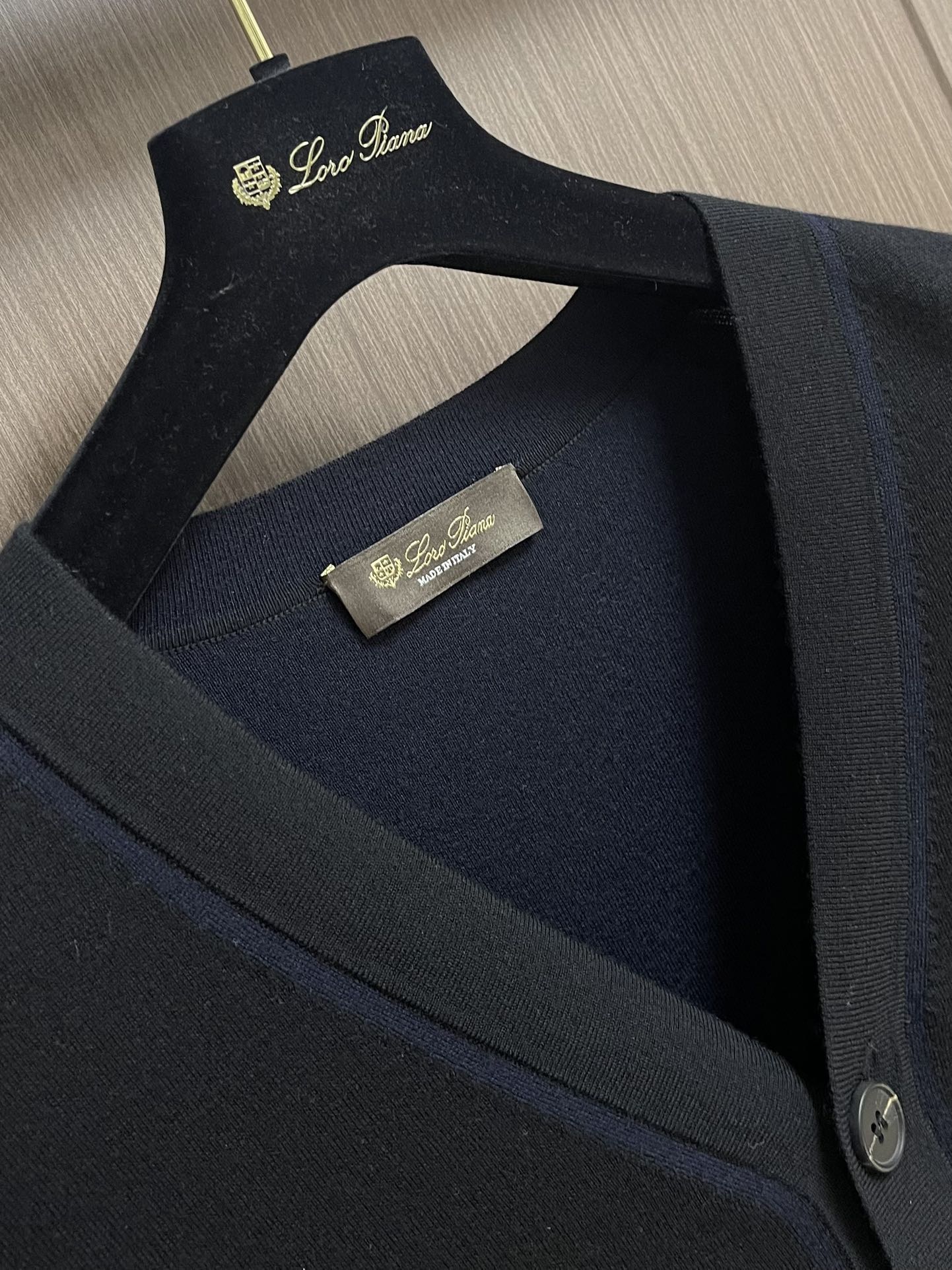 lP🆕 LoroPiana 2025SS秋冬新款v领羊毛开衫，整体定织定染100％进口美丽奴羊毛面料、厚