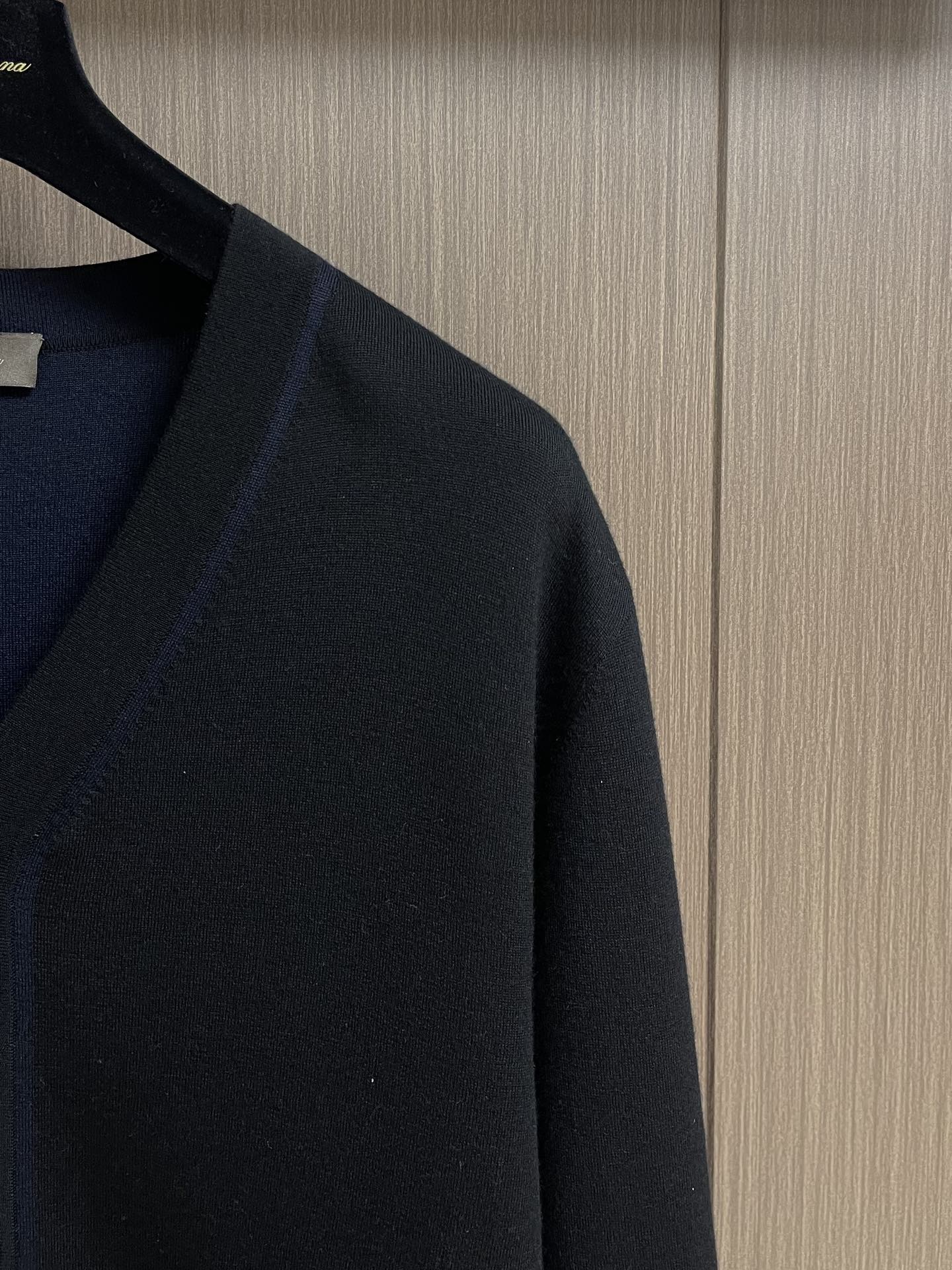 lP🆕 LoroPiana 2025SS秋冬新款v领羊毛开衫，整体定织定染100％进口美丽奴羊毛面料、厚