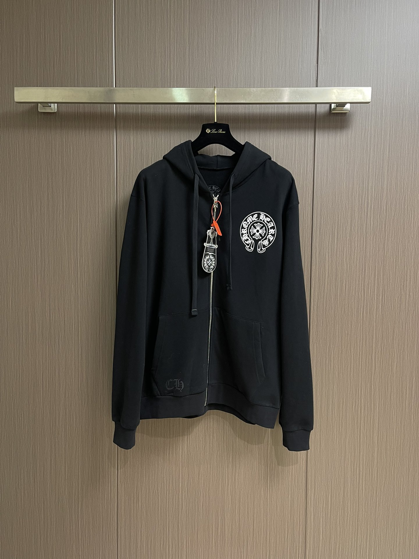 NO:531253,CH Croxin 2025SS letter printed zipper hooded jacket, customized plain velvet cotton fabric, delicate and smooth, comfortable skin, deep black as the base, plain white lines are neatly cracked, the front cross flower totem is accurately embellished on the chest, using glue printing, the printing has been modified three times with film mesh boards, printed patterns on the fabric with glue liquid paint, baking fabrics are fixed printing patterns, the fabrics are all washed, the texture is better, not easy to deform, not easy to shrink, not easy to fade, maintaining long-term beauty, chrome hearts, jackets & coats, hats, alexander wang19860909CH克罗心 2025SS字母印花拉链连帽外套,定制素绎苏绒棉布 细腻平滑 舒适贴肤 以深邃黑色为底 素白线条利落进裂 前幅十字花图腾精准点缀于胸前 采用胶浆印花 印花经过三次菲林网板修改 使用胶浆液体涂料在织物上打印图案 烘烤织物以固定印刷图案 面料都经过浇洗 手感质感更佳 不易变形 不易缩水 不易褪色 保持长久的美观,,chrome hearts,jackets & coats,hats,alexander wang,Men's clothing