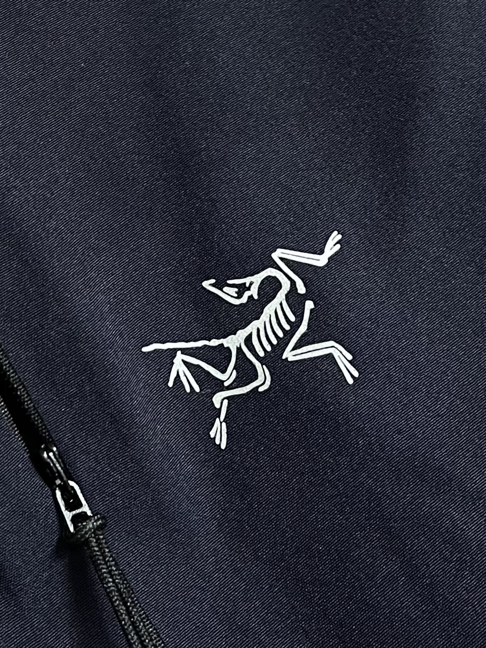 arcteryx 始祖鸟拉链抓绒连帽外套，以其柔软、保暖和舒适著称。它采用优质的面料，内部有绒毛质地，能