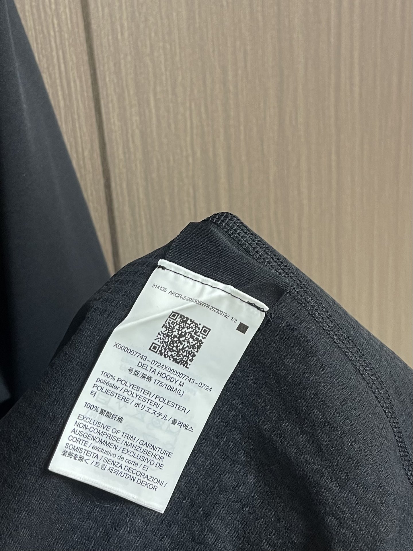 arcteryx 始祖鸟拉链抓绒连帽外套，以其柔软、保暖和舒适著称。它采用优质的面料，内部有绒毛质地，能