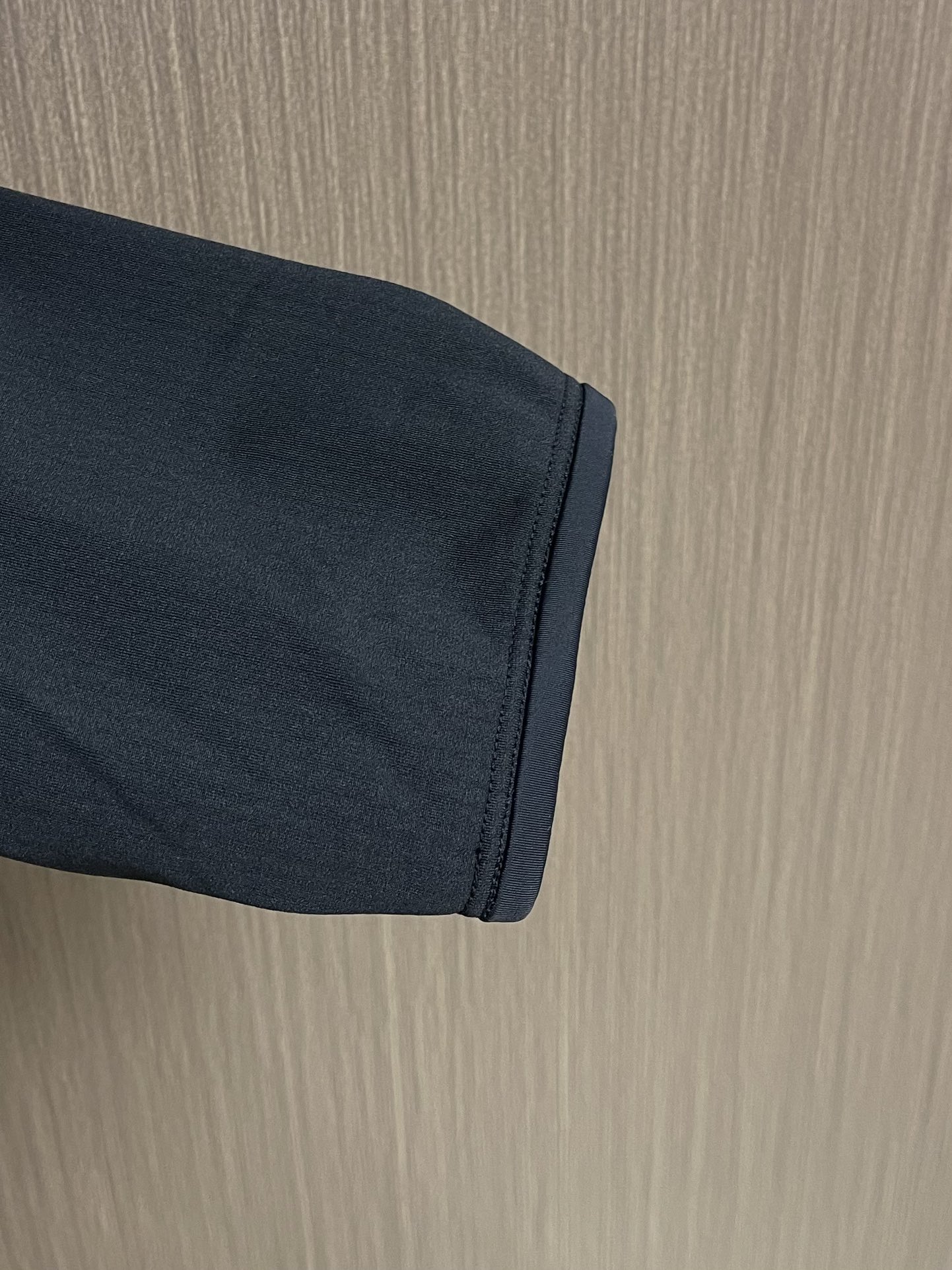 arcteryx 始祖鸟拉链抓绒连帽外套，以其柔软、保暖和舒适著称。它采用优质的面料，内部有绒毛质地，能