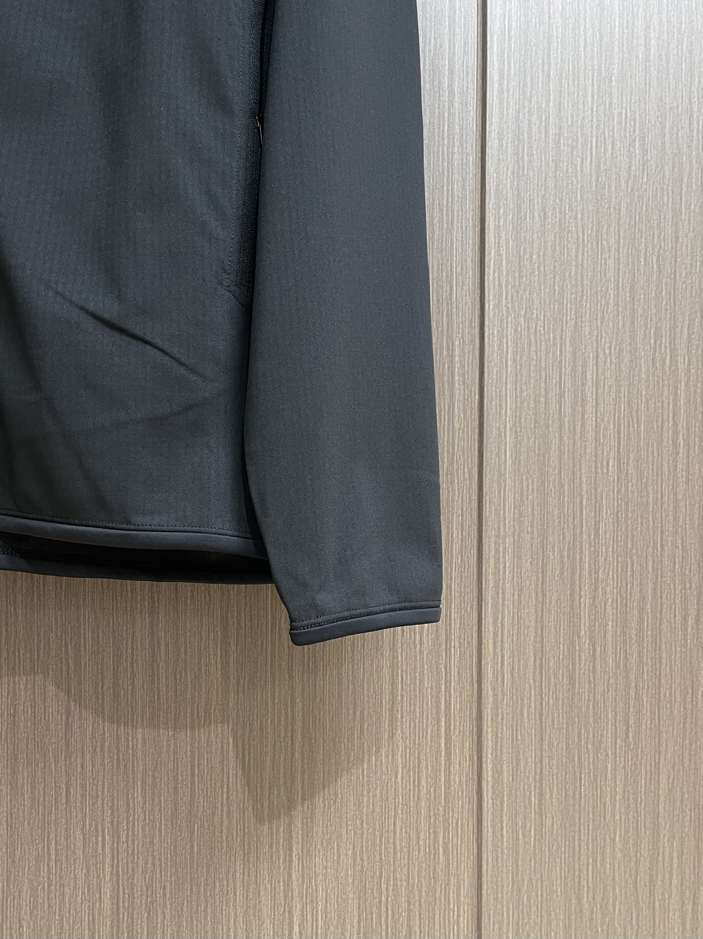 arcteryx 始祖鸟拉链抓绒连帽外套，以其柔软、保暖和舒适著称。它采用优质的面料，内部有绒毛质地，能