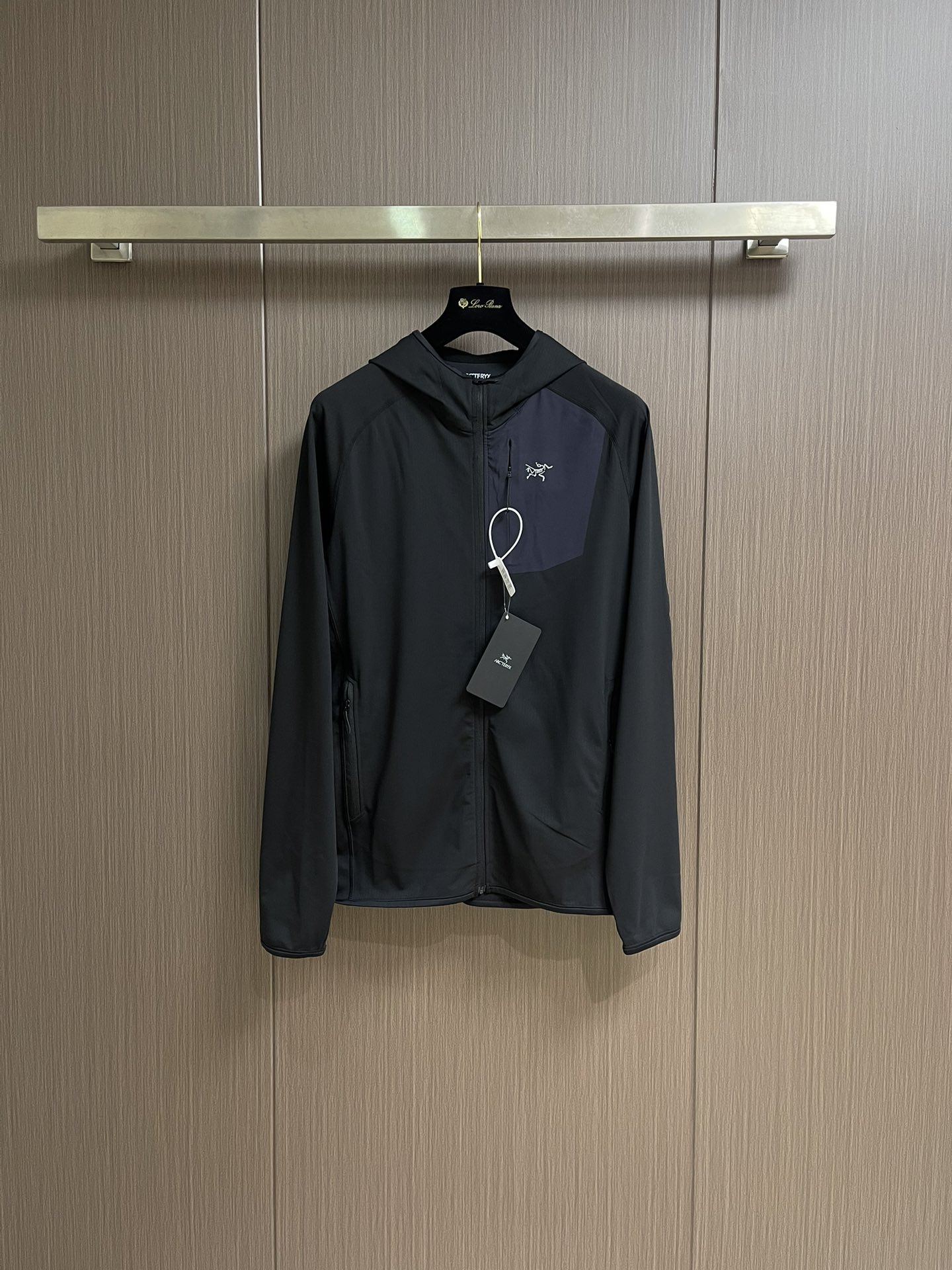 arcteryx 始祖鸟拉链抓绒连帽外套，以其柔软、保暖和舒适著称。它采用优质的面料，内部有绒毛质地，能