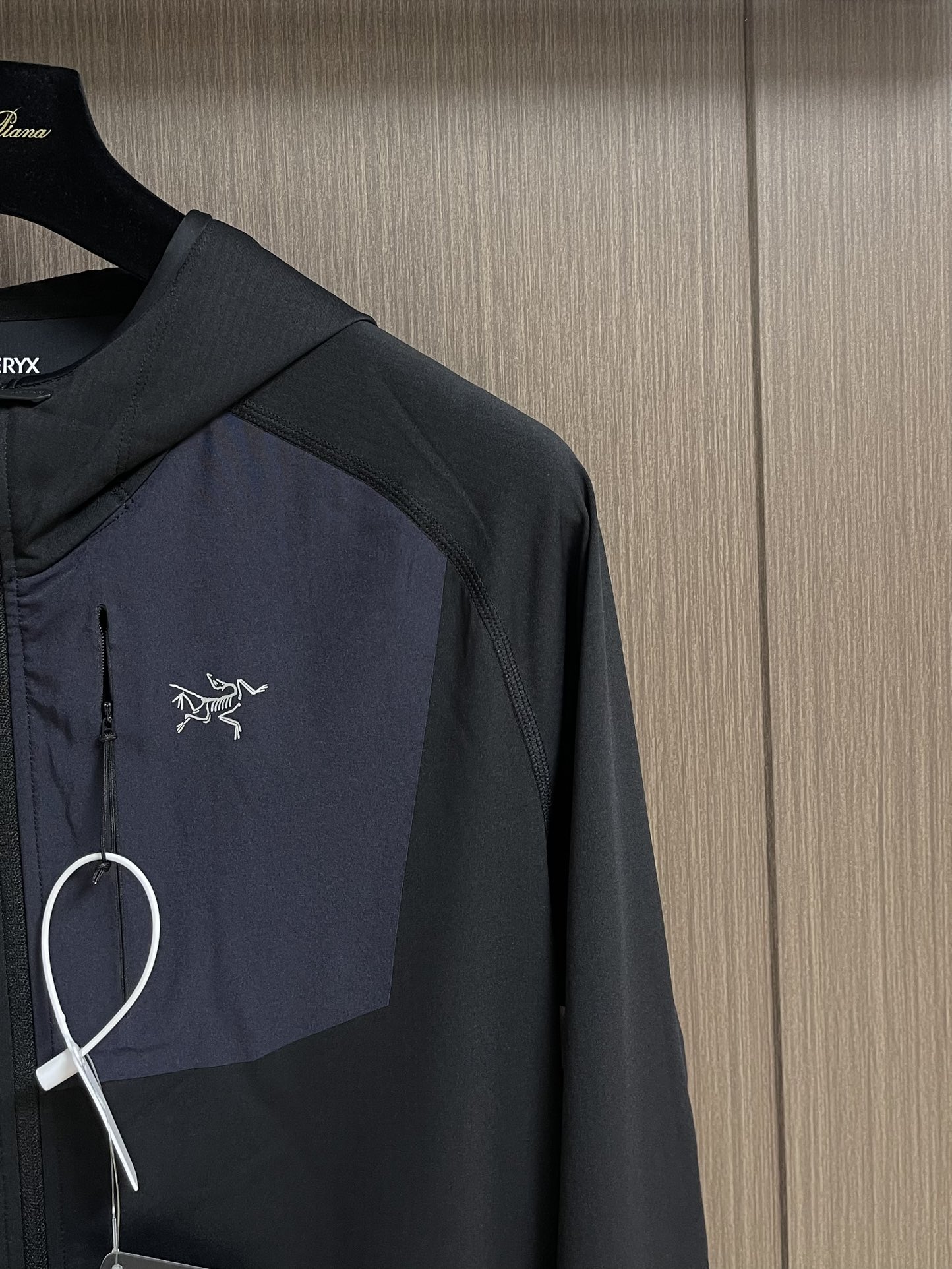 arcteryx 始祖鸟拉链抓绒连帽外套，以其柔软、保暖和舒适著称。它采用优质的面料，内部有绒毛质地，能