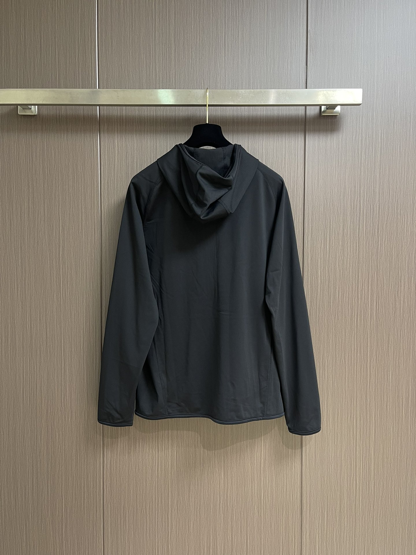 arcteryx 始祖鸟拉链抓绒连帽外套，以其柔软、保暖和舒适著称。它采用优质的面料，内部有绒毛质地，能