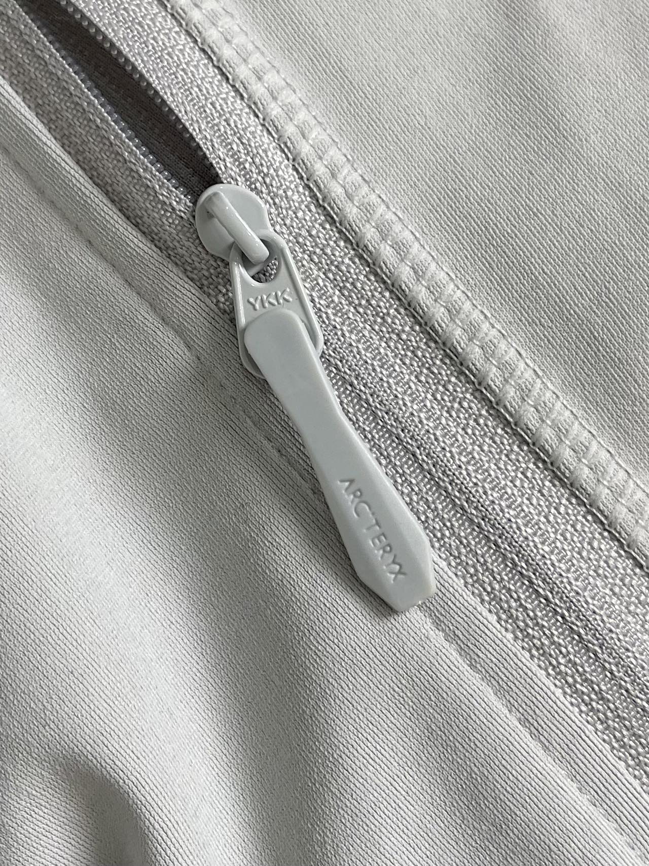 arcteryx 始祖鸟拉链抓绒连帽外套，以其柔软、保暖和舒适著称。它采用优质的面料，内部有绒毛质地，能