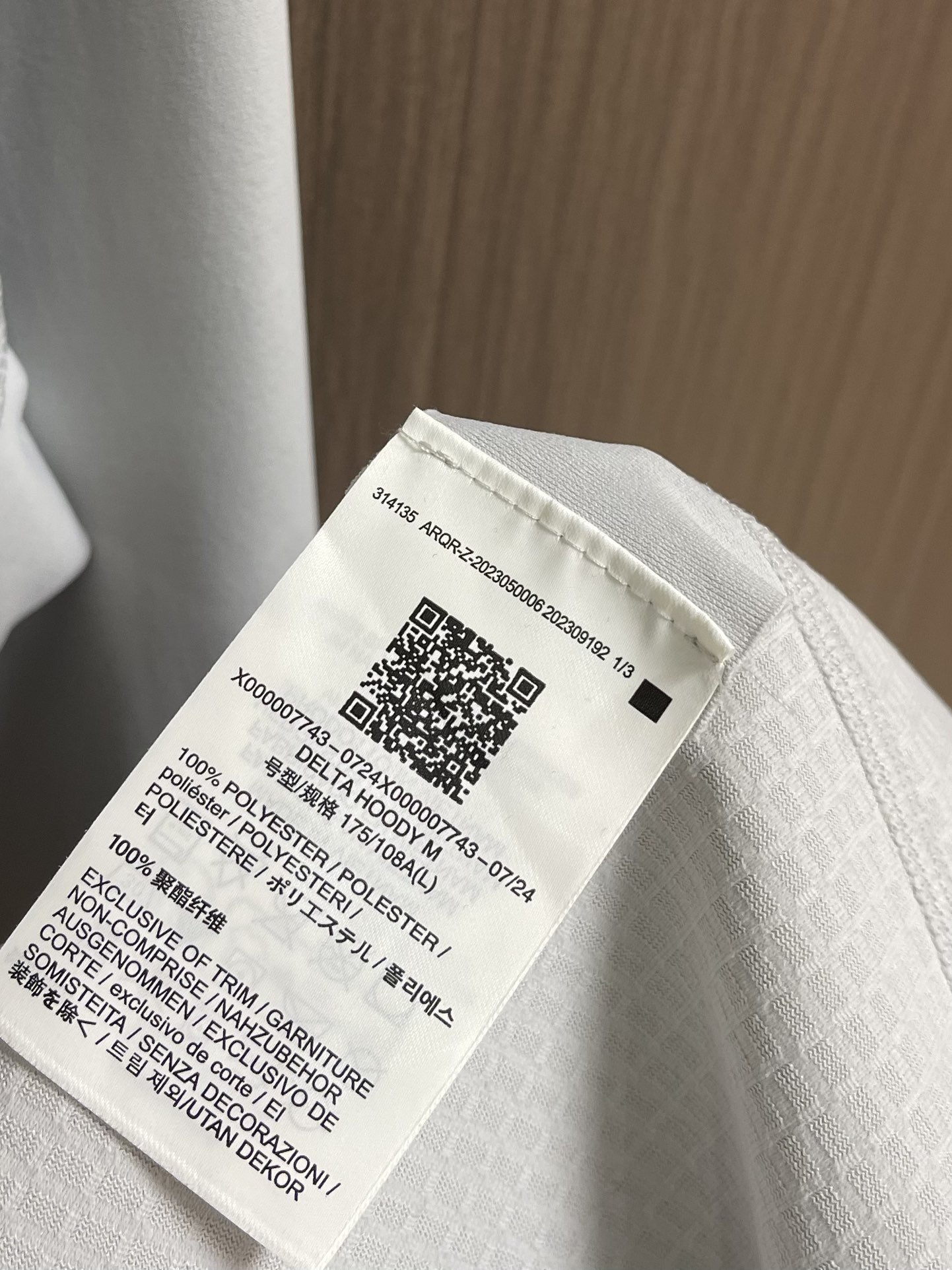 arcteryx 始祖鸟拉链抓绒连帽外套，以其柔软、保暖和舒适著称。它采用优质的面料，内部有绒毛质地，能