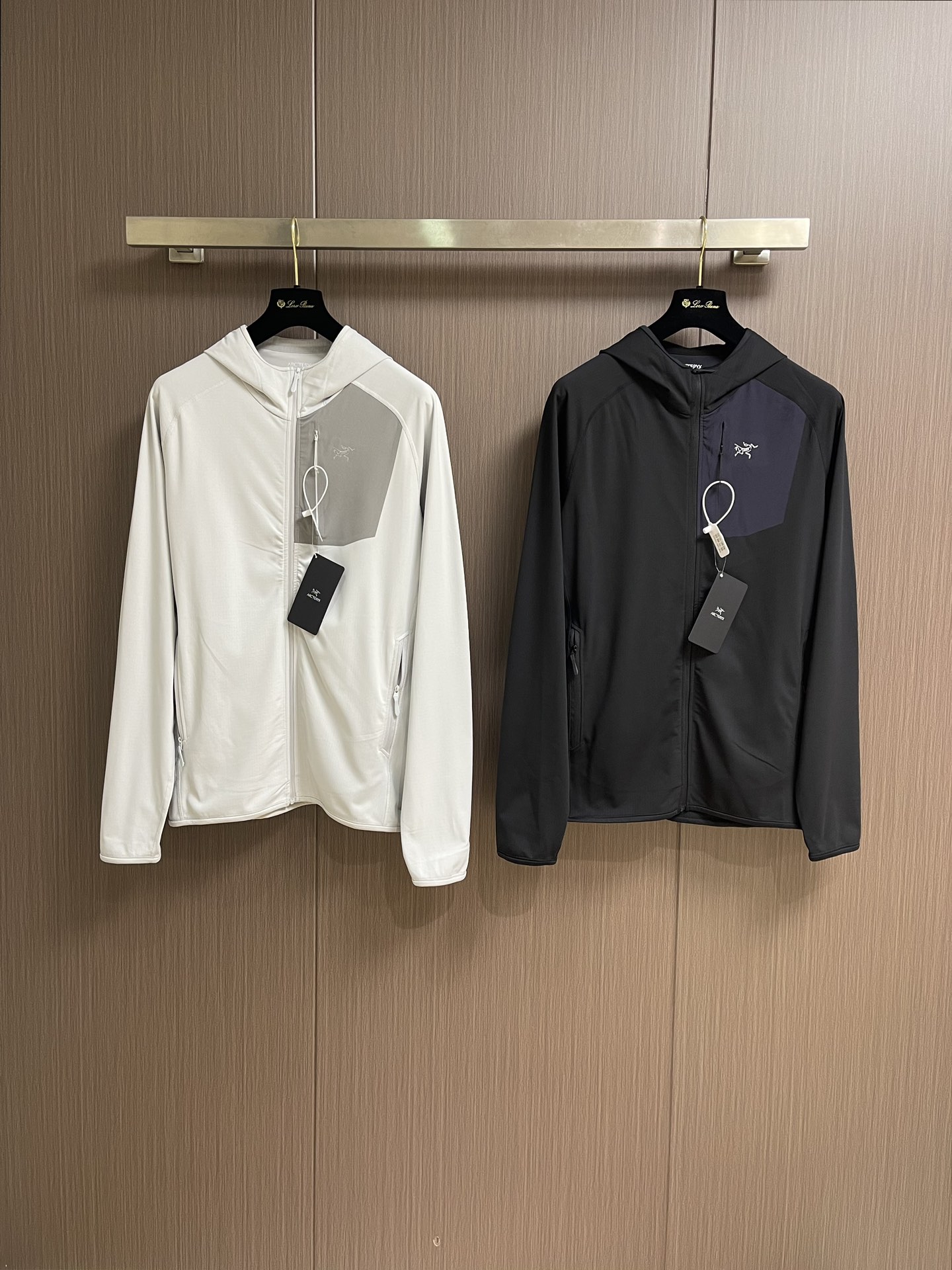 arcteryx 始祖鸟拉链抓绒连帽外套，以其柔软、保暖和舒适著称。它采用优质的面料，内部有绒毛质地，能