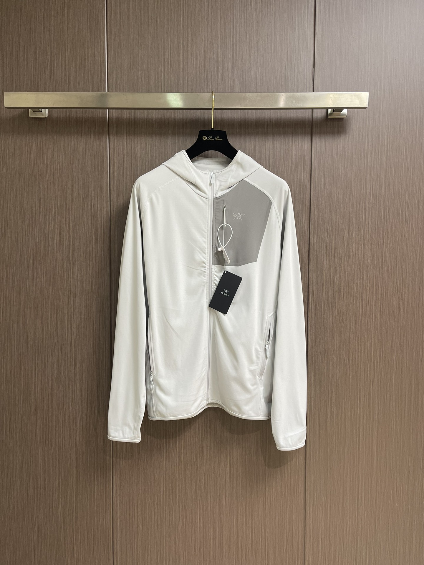 arcteryx 始祖鸟拉链抓绒连帽外套，以其柔软、保暖和舒适著称。它采用优质的面料，内部有绒毛质地，能