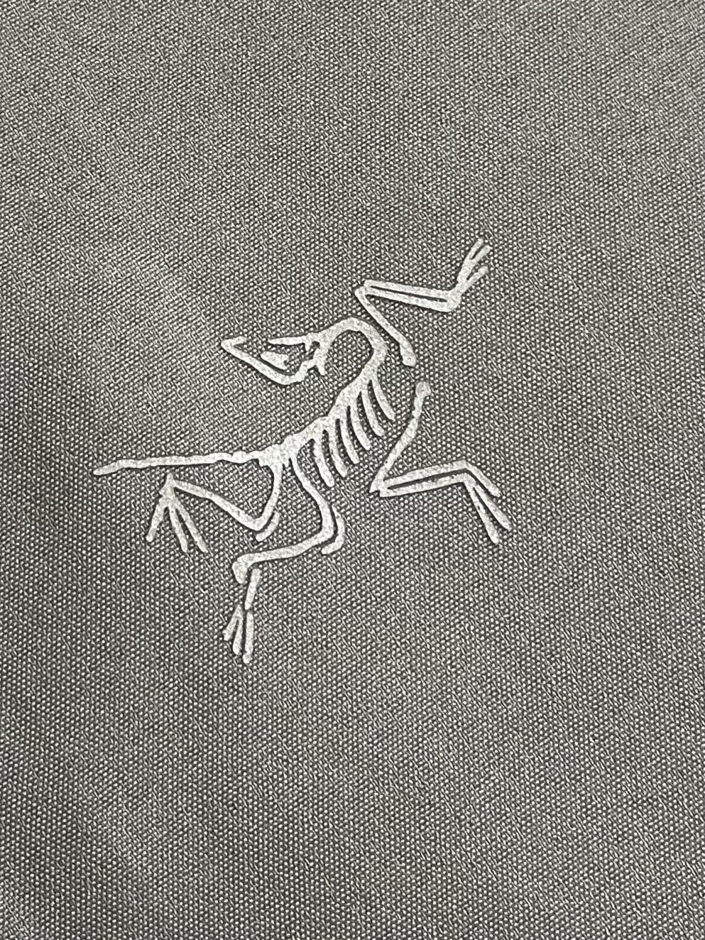 arcteryx 始祖鸟拉链抓绒连帽外套，以其柔软、保暖和舒适著称。它采用优质的面料，内部有绒毛质地，能
