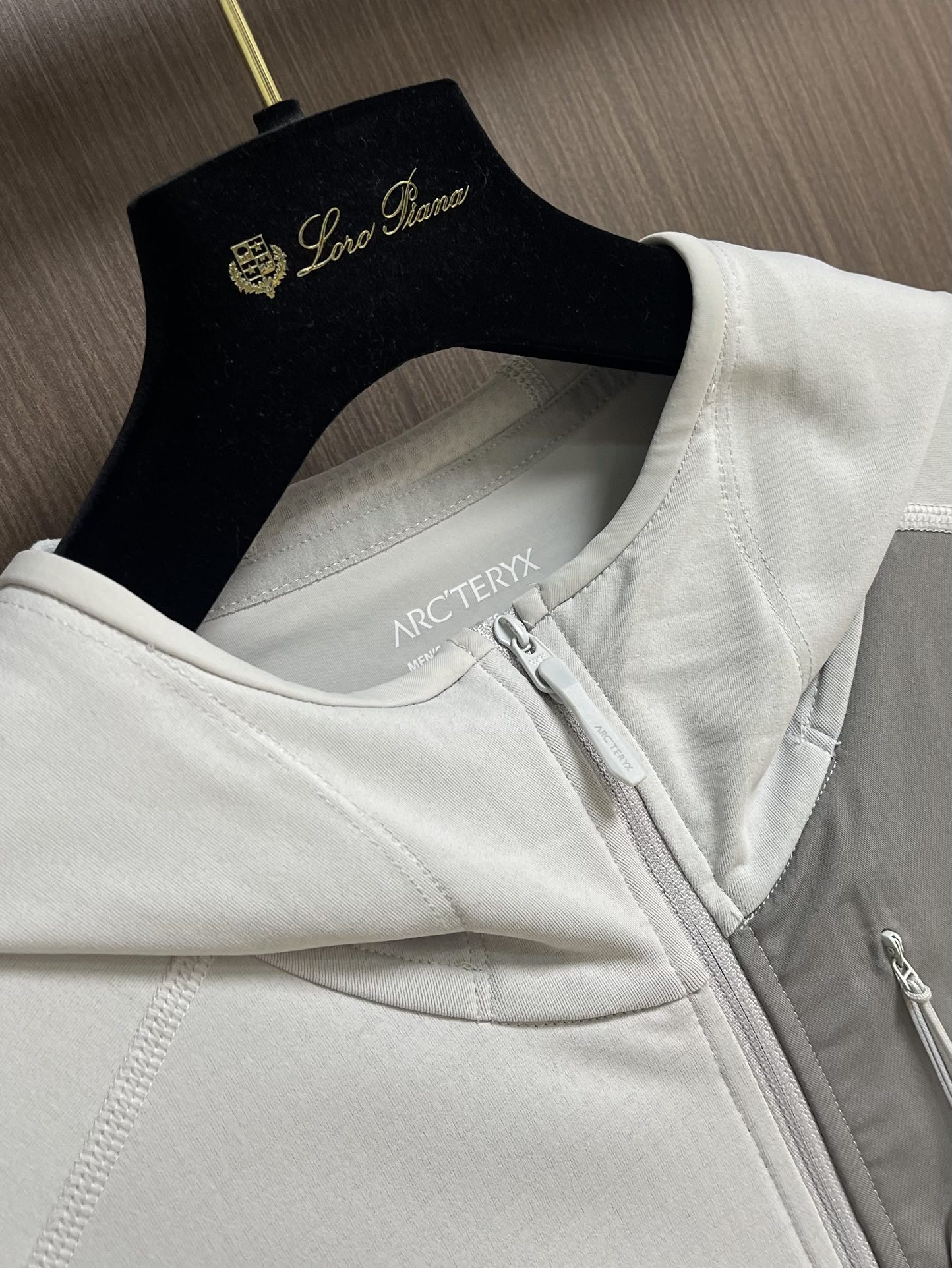 arcteryx 始祖鸟拉链抓绒连帽外套，以其柔软、保暖和舒适著称。它采用优质的面料，内部有绒毛质地，能