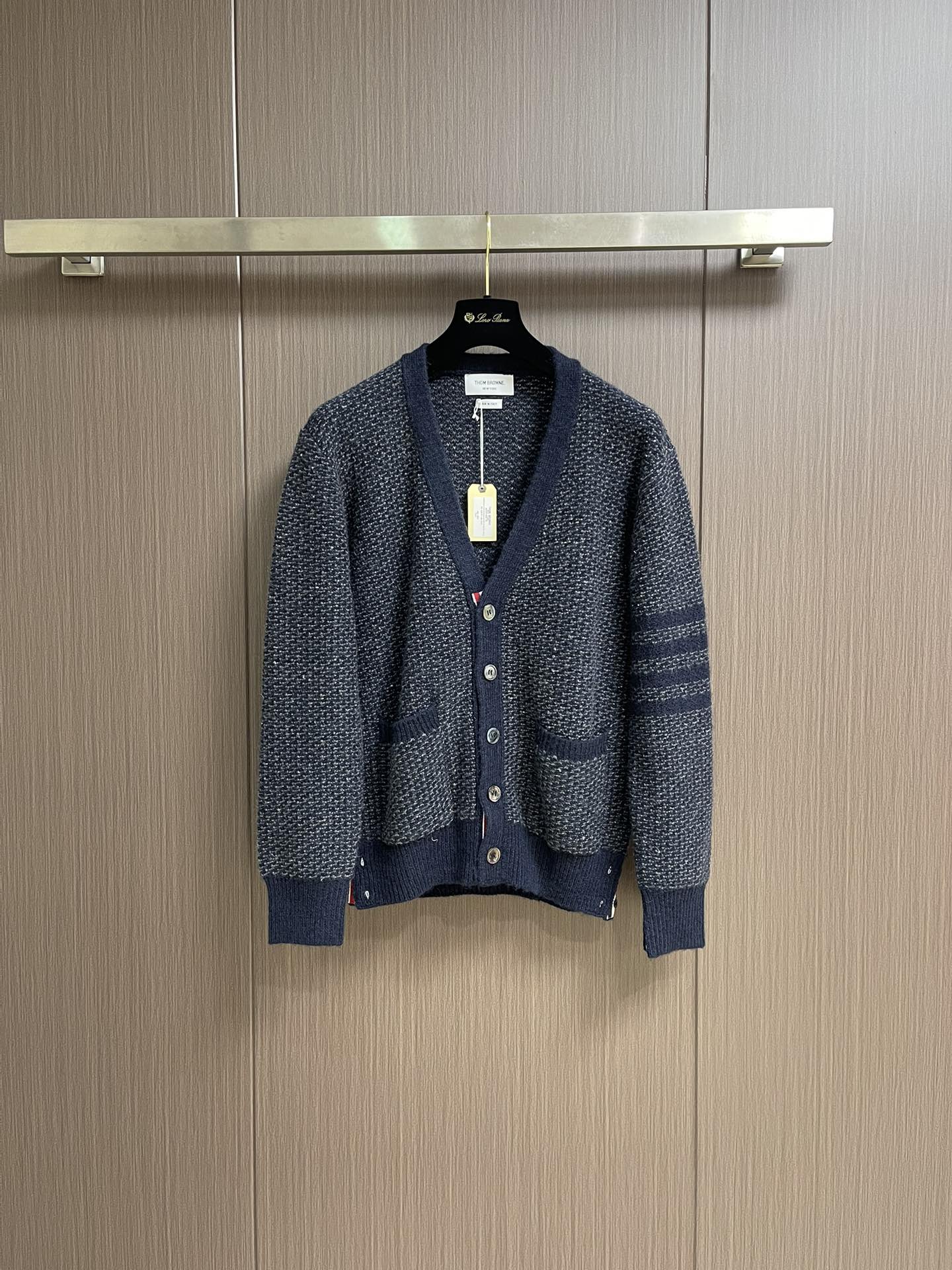 NO:540716,ThomBrowne TB thick needle colored yarn wool knitted cardigan, imported from Stor, Germany woven 357 needle high knitted high-density fish scale texture fabric is made of wool yarn + mohair thickened 7-strand woven, four bars of the same color, low-key high-end sense, and auxiliary materials are all excellent. Each natural deep-sea tarot shell button presents a different pure natural texture, three-color 2.5cm webbing decoration, customized in Taiwan factory. Size 1-2-3-4,,thom browne,alexander wang19860909ThomBrowne汤姆布朗 TB 粗针彩纱羊毛针织开衫,德国斯托尔进口机织357针型高织高密鱼鳞纹理面料采用羊毛纱线＋马海毛 加厚7股线机织,同色四杠,低调的高级感,辅料皆是选用上乘佳品,天然深海塔罗贝壳纽扣每一颗都是呈现不同的纯天然质感,三色2.5cm织带装饰,台湾工厂定制.尺码1-2–3-4,,thom browne,alexander wang,Men's clothing