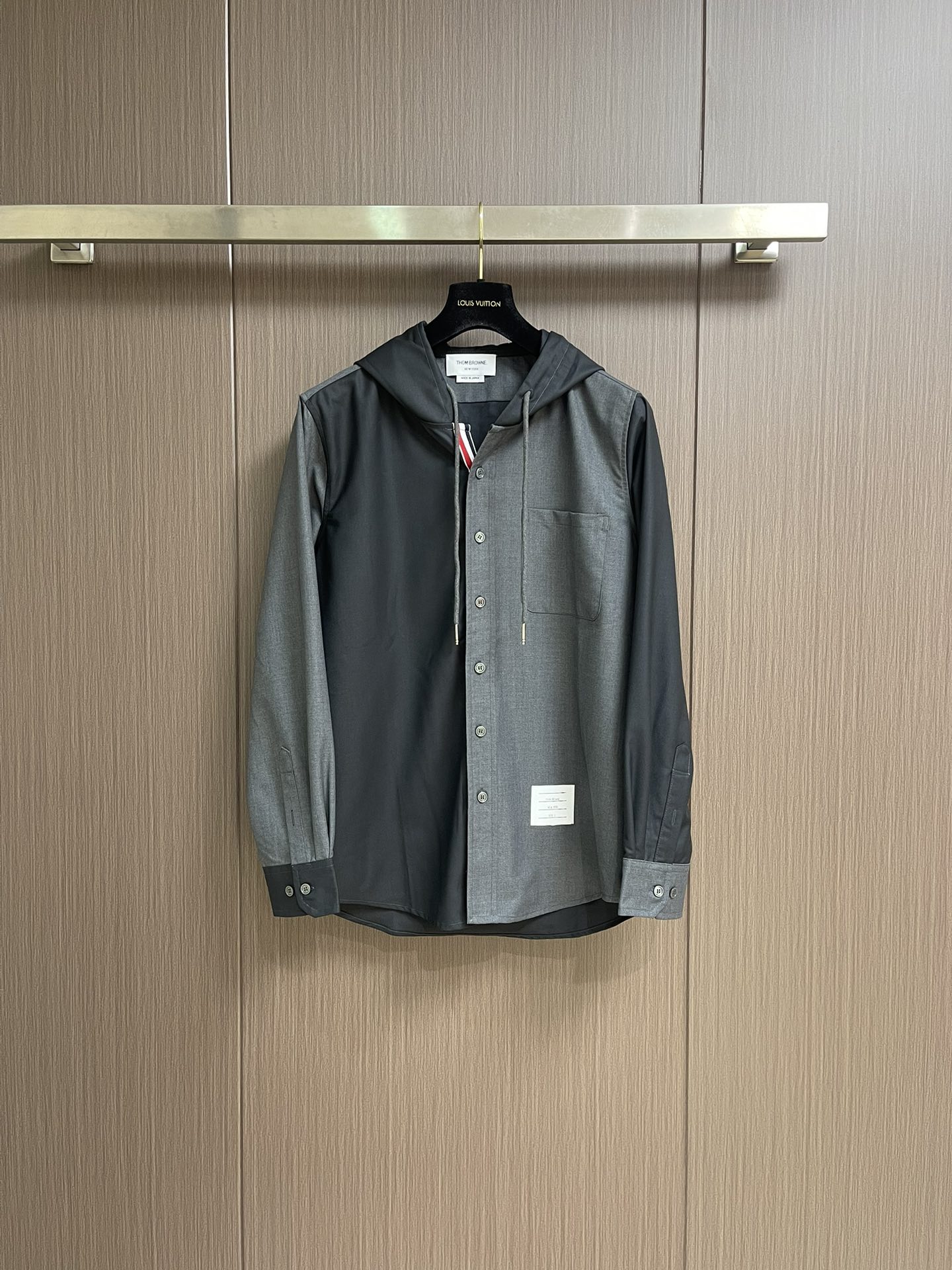 NO:531254,THOM BROWNE TB hooded webbing color-blocking long-sleeved shirt, the left and right color-blocking design is simple and special, the iconic red, white and blue webbing is hidden in the placket, which is very stylish when exposed to the low-key and full of casual feeling. Every day when going out on the street and any match are amazing. If you like this simple and designed, don't miss it, it will feel high-end. Size 1-2-3-4,,shirts,hats,alexander wang19860909THOM BROWNE TB连帽内织带拼色长袖衬衫,左右拼色设计简约又特别,门襟里藏着标志性红白蓝织带,低调露出来超有范儿～休闲感拉满.日常出街、随便一搭都很绝,喜欢这种简约又有设计的,别错过,穿身上就是高级感.尺码1-2-3-4,,shirts,hats,alexander wang,Men's clothing