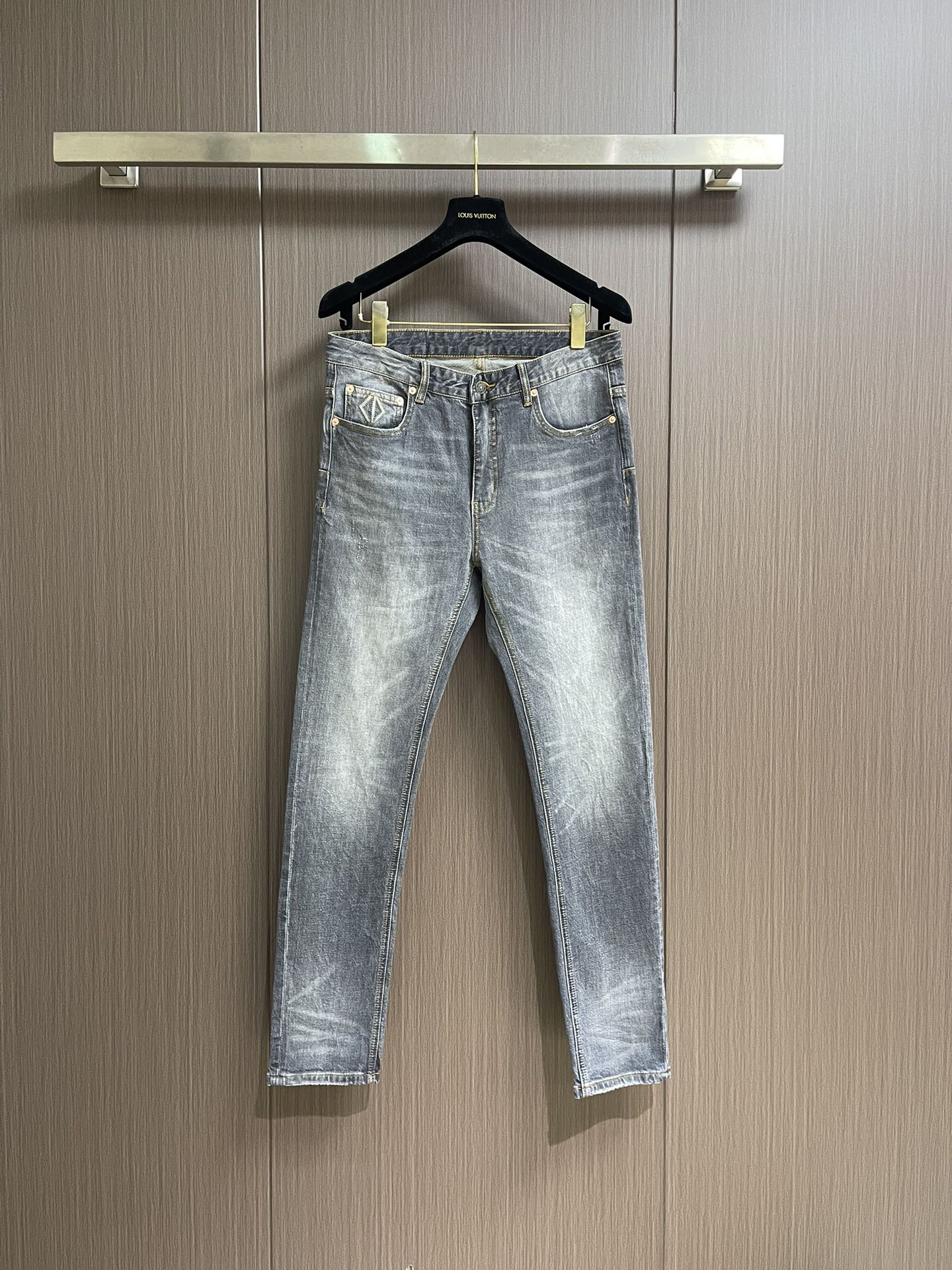 NO:531247,Dior new logo jeans imported Turkish pure cotton denim fabric. Beautiful color, breathable, slim fit. Micro-stretch fabric. Randomly versatile. Long-term washing and no deformation. The color will become more and more natural after years. The upper body effect is excellent. The elegant and elegant tailoring, the design is constantly innovating, but always maintains noble and elegant style and taste. The charm of fashion. The style is small straight and fashionable. Size 29-38 35 37,,dior,jeans,alexander wang19860909Dior 新款标识牛仔裤 进口土耳其纯棉牛仔牛面料 色泽靓丽,透气,修身版型 微弹力面料 随意百搭 久洗不变形 不变色 经过岁月流逝颜色会越来越自然 上身效果极佳.大方优雅的剪裁,设计不断创新却始终保持着高贵优雅的风格和品位 演绎时尚魅惑 版型小直筒 时尚佳品.尺码29-38 有35 无37,,dior,jeans,alexander wang,Men's clothing