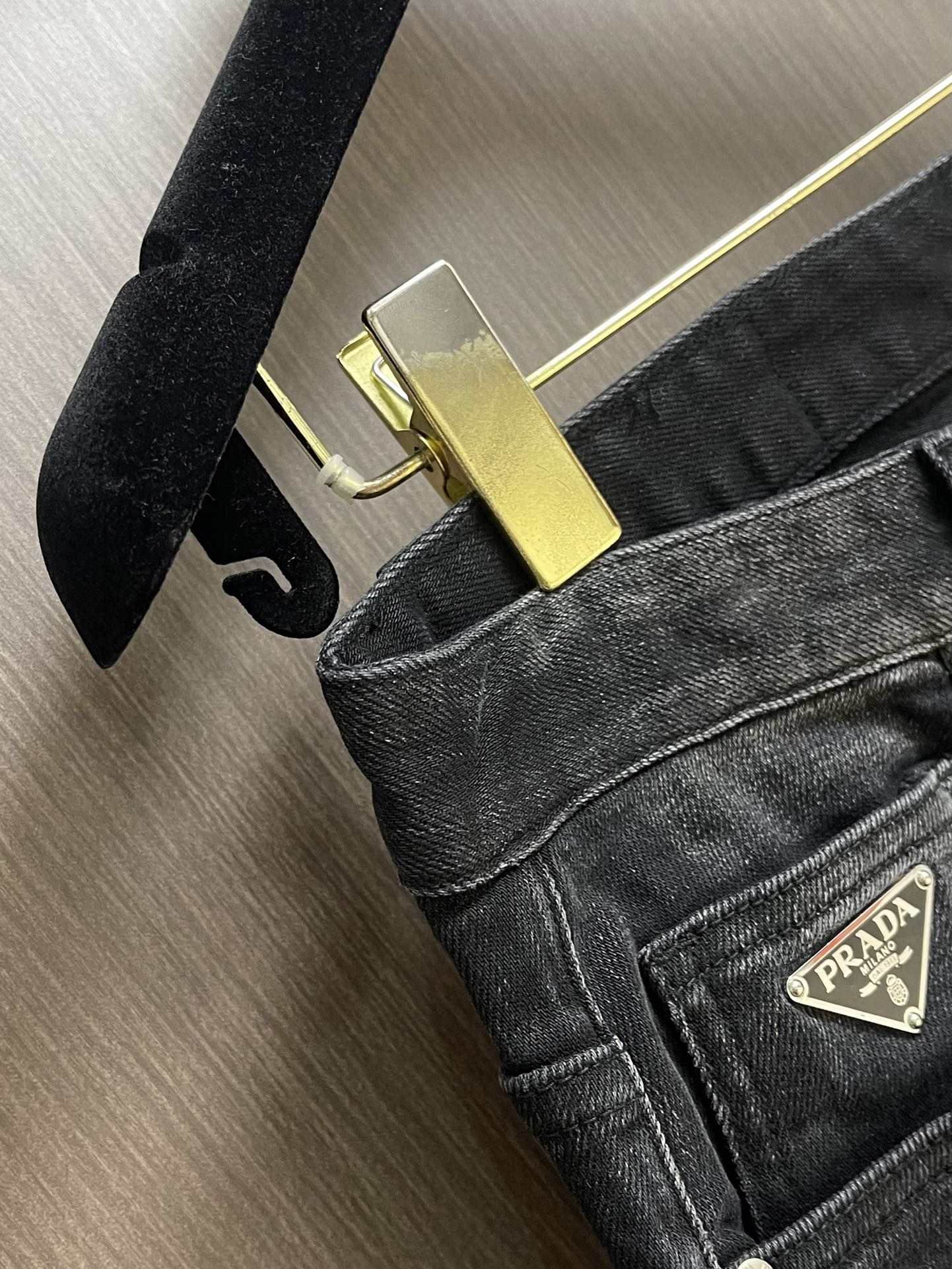 Prada 常规款做旧丹宁牛仔裤，这款中腰牛仔裤采用经典剪裁，经过漂白水洗处理，突显丹宁牛仔的别样质感。