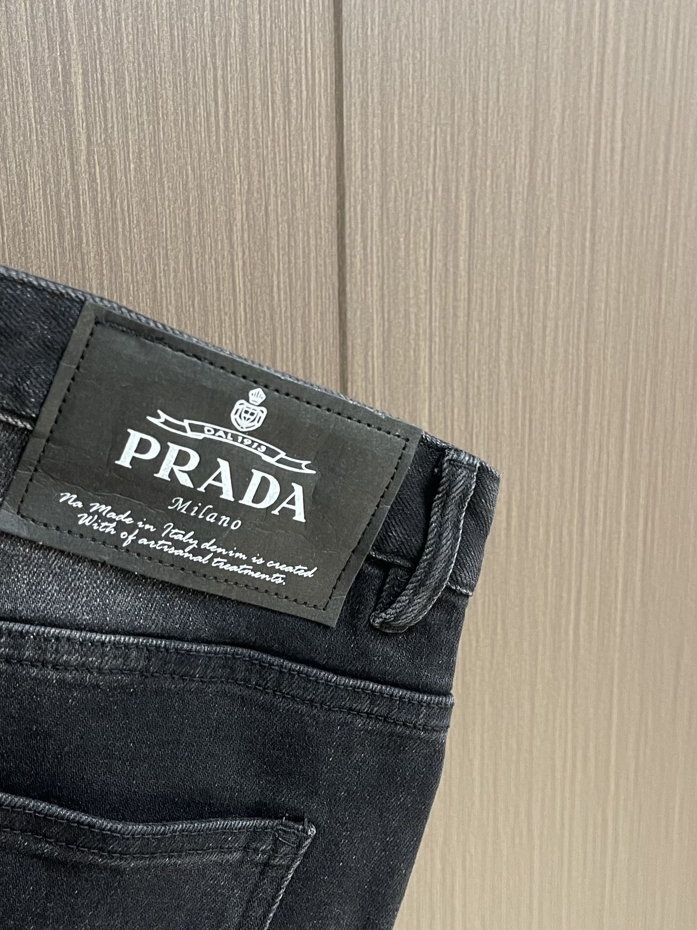 Prada 常规款做旧丹宁牛仔裤，这款中腰牛仔裤采用经典剪裁，经过漂白水洗处理，突显丹宁牛仔的别样质感。