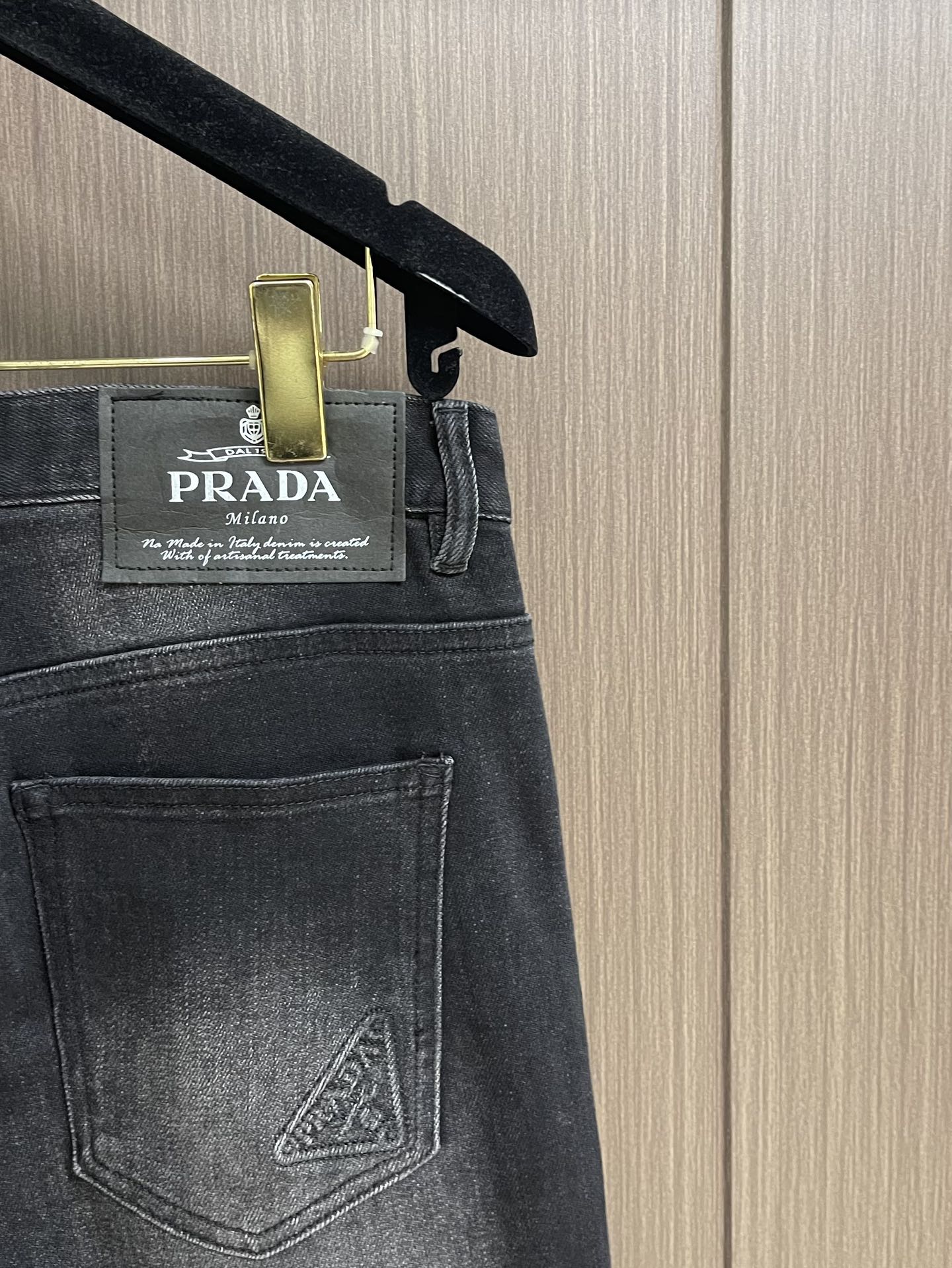 Prada 常规款做旧丹宁牛仔裤，这款中腰牛仔裤采用经典剪裁，经过漂白水洗处理，突显丹宁牛仔的别样质感。