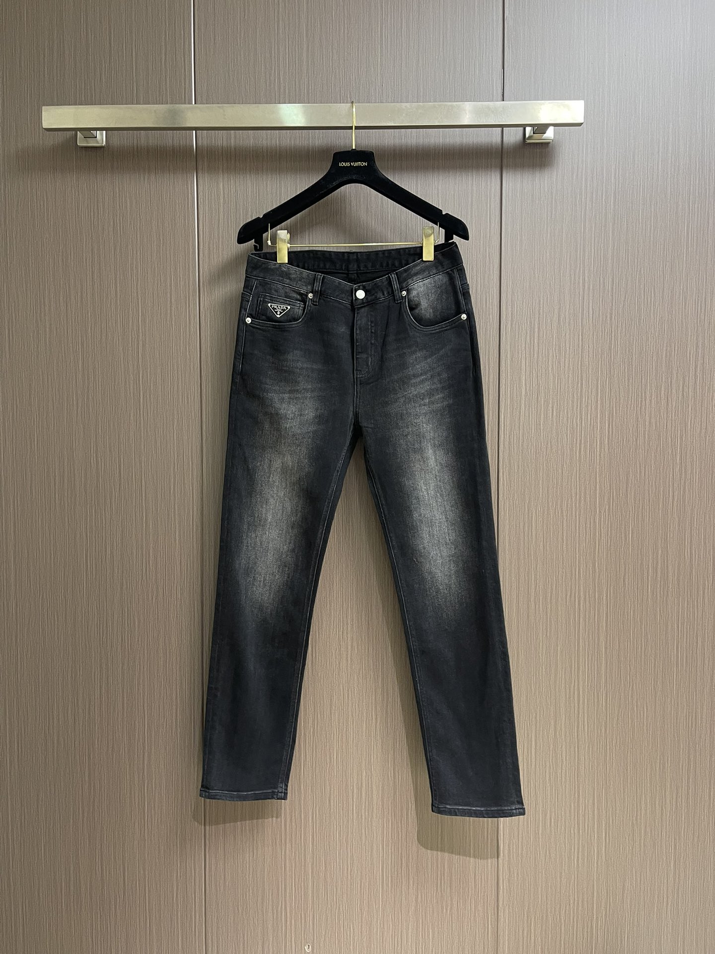 NO:531244,Prada regular old denim jeans, this mid-waist jeans are classically tailored and bleached to highlight the unique texture of denim jeans. It has five pockets and the label is printed with a collection logo. Size 29-38 35 37, prada, jeans, alexander wang19860909Prada 常规款做旧丹宁牛仔裤,这款中腰牛仔裤采用经典剪裁,经过漂白水洗处理,突显丹宁牛仔的别样质感.设有五口袋,标签印有典藏徽标.尺码29-38 有35 无37,,prada,jeans,alexander wang,Men's clothing