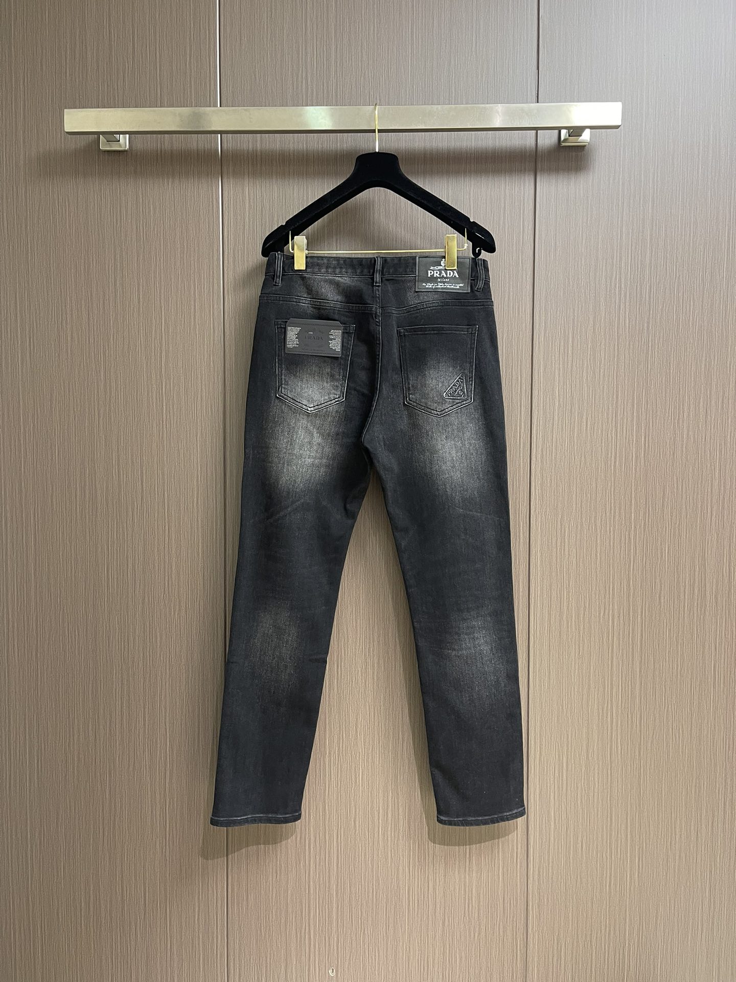 Prada 常规款做旧丹宁牛仔裤，这款中腰牛仔裤采用经典剪裁，经过漂白水洗处理，突显丹宁牛仔的别样质感。