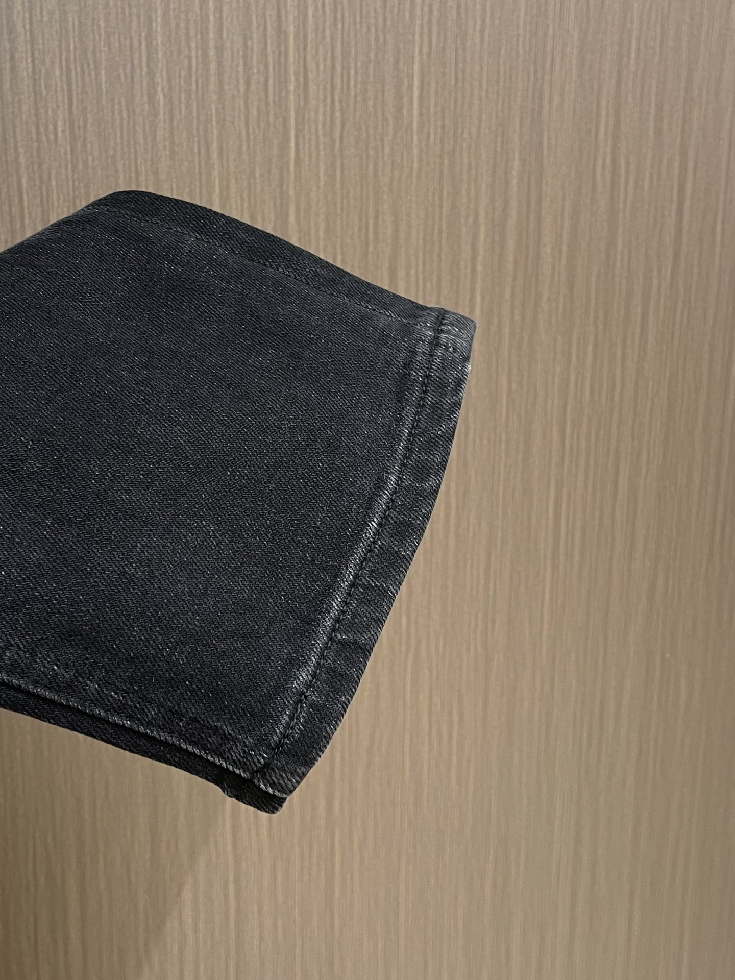 Prada 常规款做旧丹宁牛仔裤，这款中腰牛仔裤采用经典剪裁，经过漂白水洗处理，突显丹宁牛仔的别样质感。