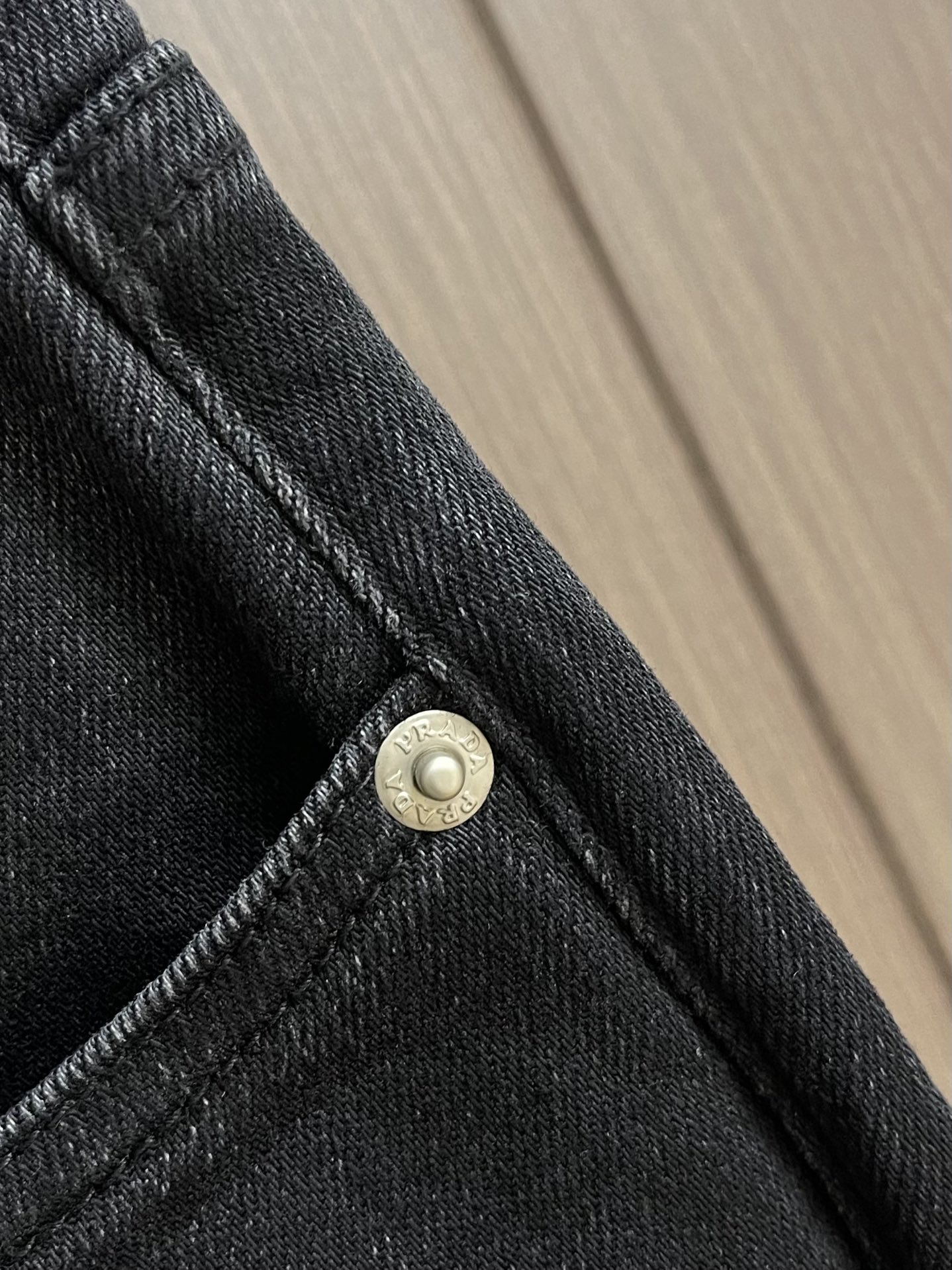 Prada 常规款做旧丹宁牛仔裤，这款中腰牛仔裤采用经典剪裁，经过漂白水洗处理，突显丹宁牛仔的别样质感。