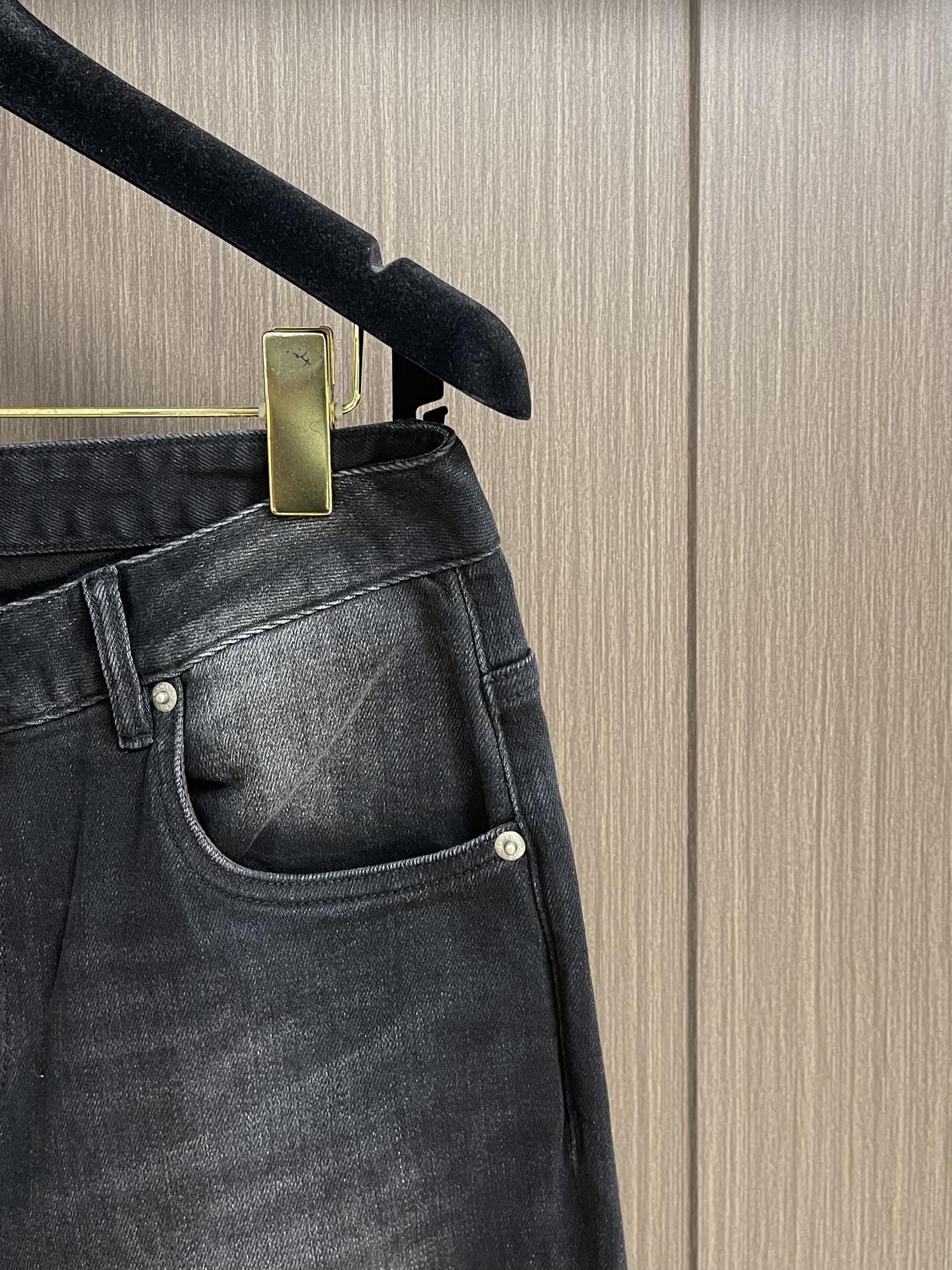 Prada 常规款做旧丹宁牛仔裤，这款中腰牛仔裤采用经典剪裁，经过漂白水洗处理，突显丹宁牛仔的别样质感。