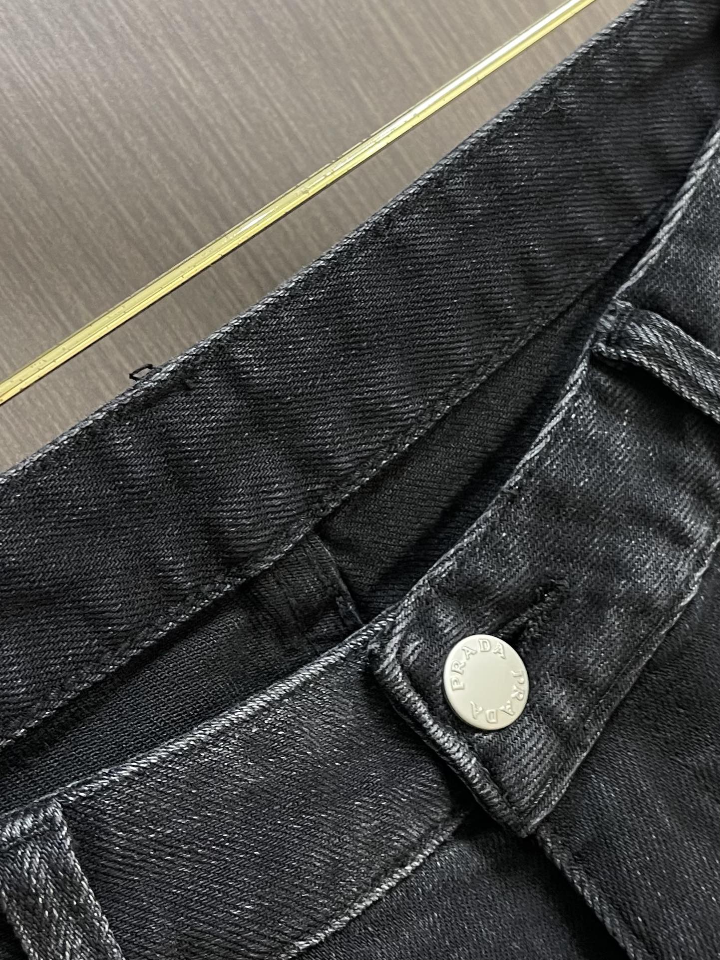 Prada 常规款做旧丹宁牛仔裤，这款中腰牛仔裤采用经典剪裁，经过漂白水洗处理，突显丹宁牛仔的别样质感。