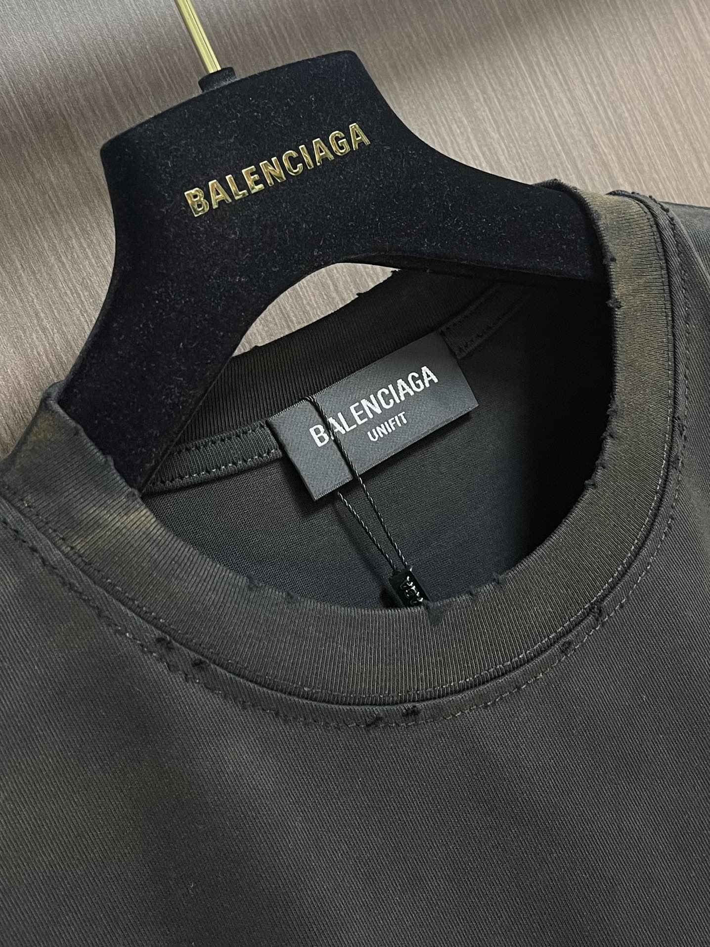 BALENCIAGA 复古胶带印花BB标识短袖T恤，定织面料工艺洗水处理 高克重300克面料 质感十足 