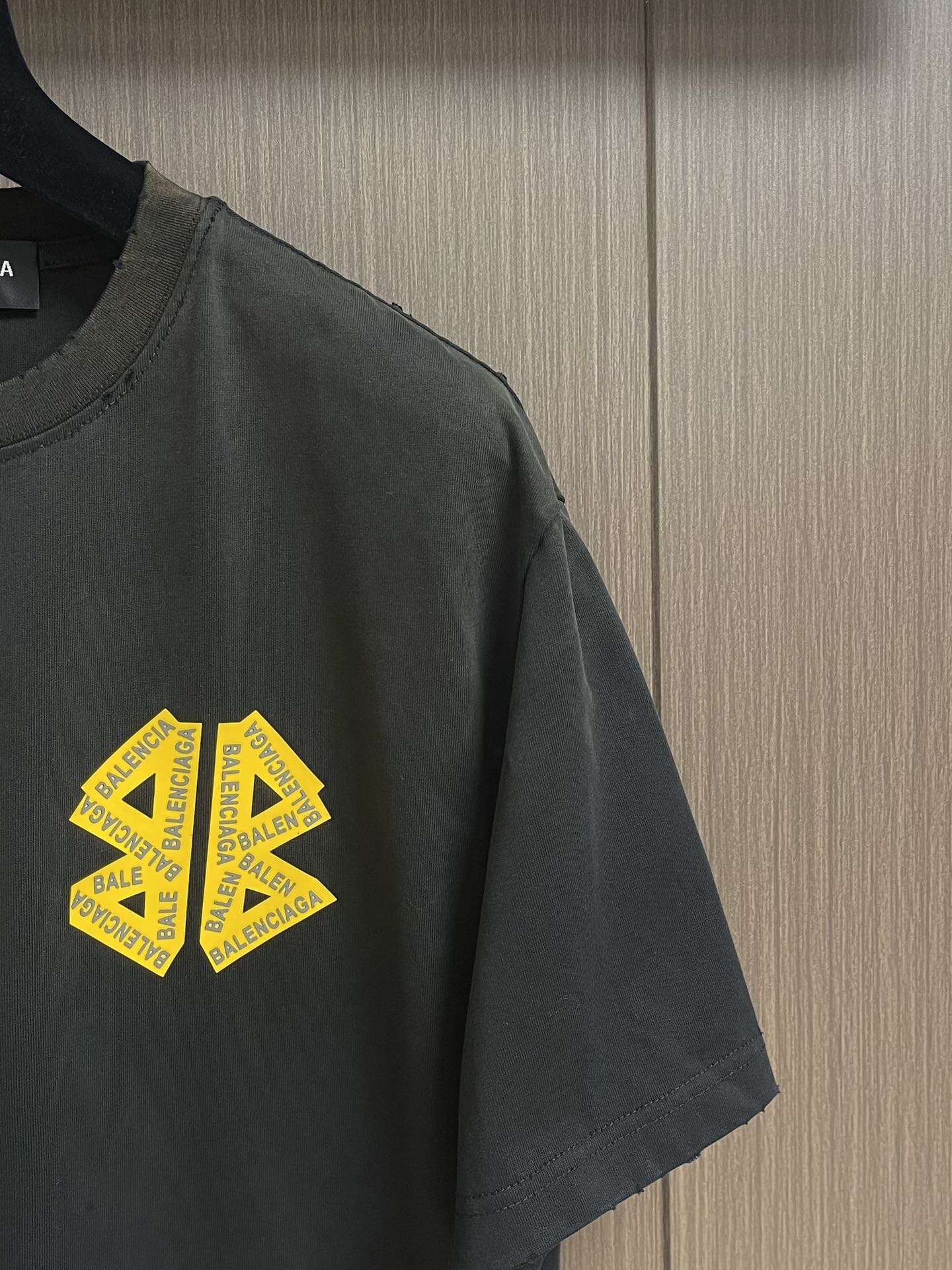 BALENCIAGA 复古胶带印花BB标识短袖T恤，定织面料工艺洗水处理 高克重300克面料 质感十足 