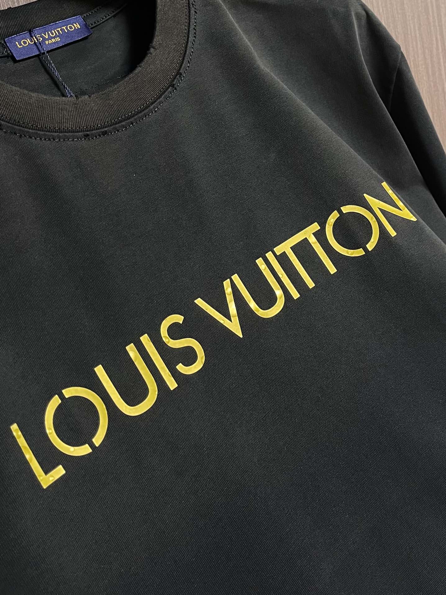 LV 2025ss夏季新款做旧圆领T恤，定制YB雪花全棉材质 透气舒适 质感十足，短袖T恤裁剪 凸显品牌