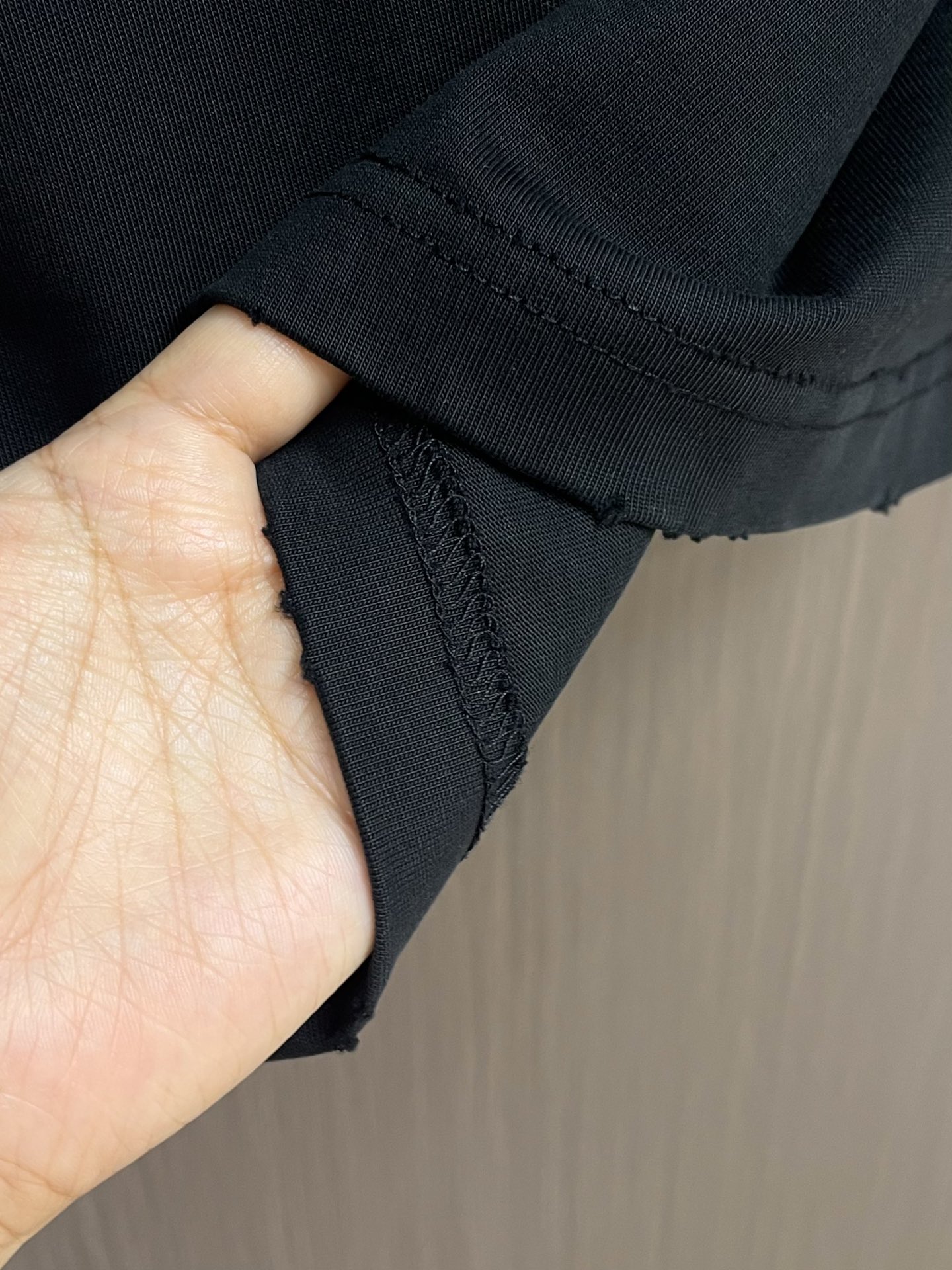 LV 2025ss夏季新款做旧圆领T恤，定制YB雪花全棉材质 透气舒适 质感十足，短袖T恤裁剪 凸显品牌