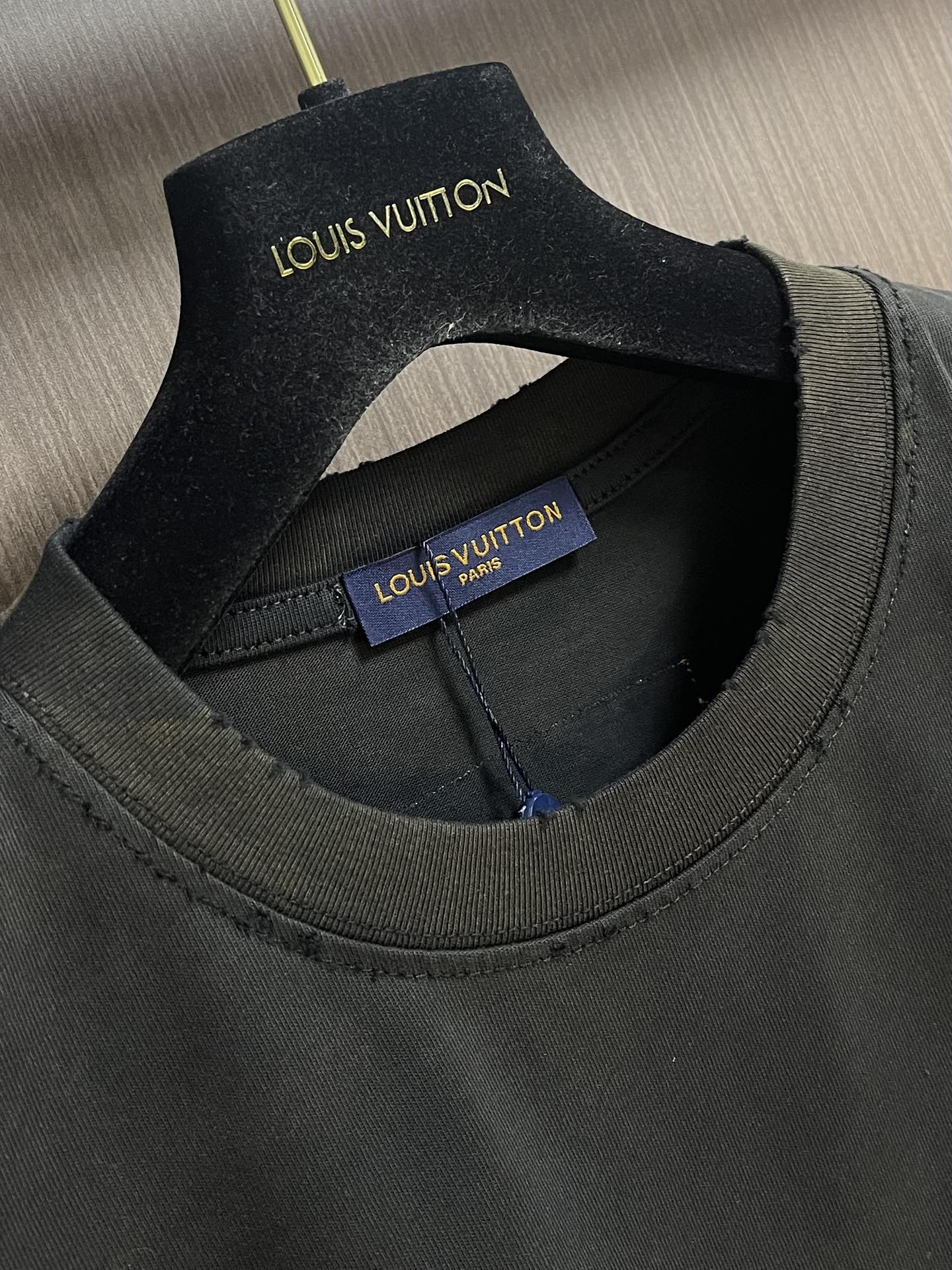 LV 2025ss夏季新款做旧圆领T恤，定制YB雪花全棉材质 透气舒适 质感十足，短袖T恤裁剪 凸显品牌